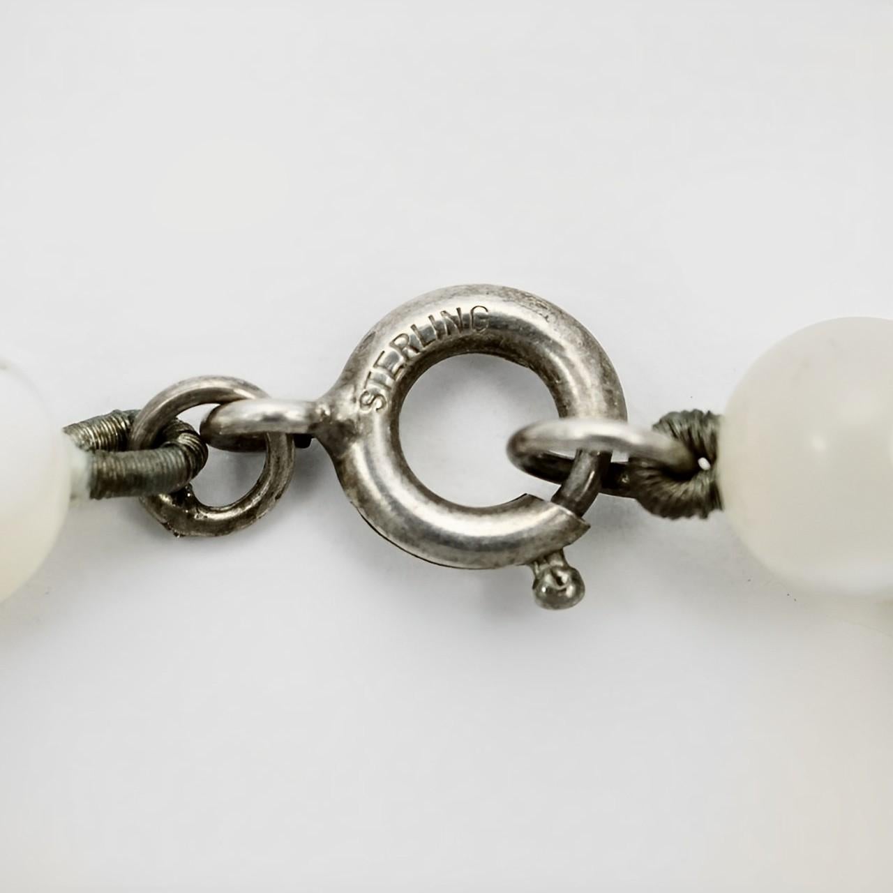 Mother of Pearl Round Bead Necklace with a Silver Clasp circa 1940s For Sale 1