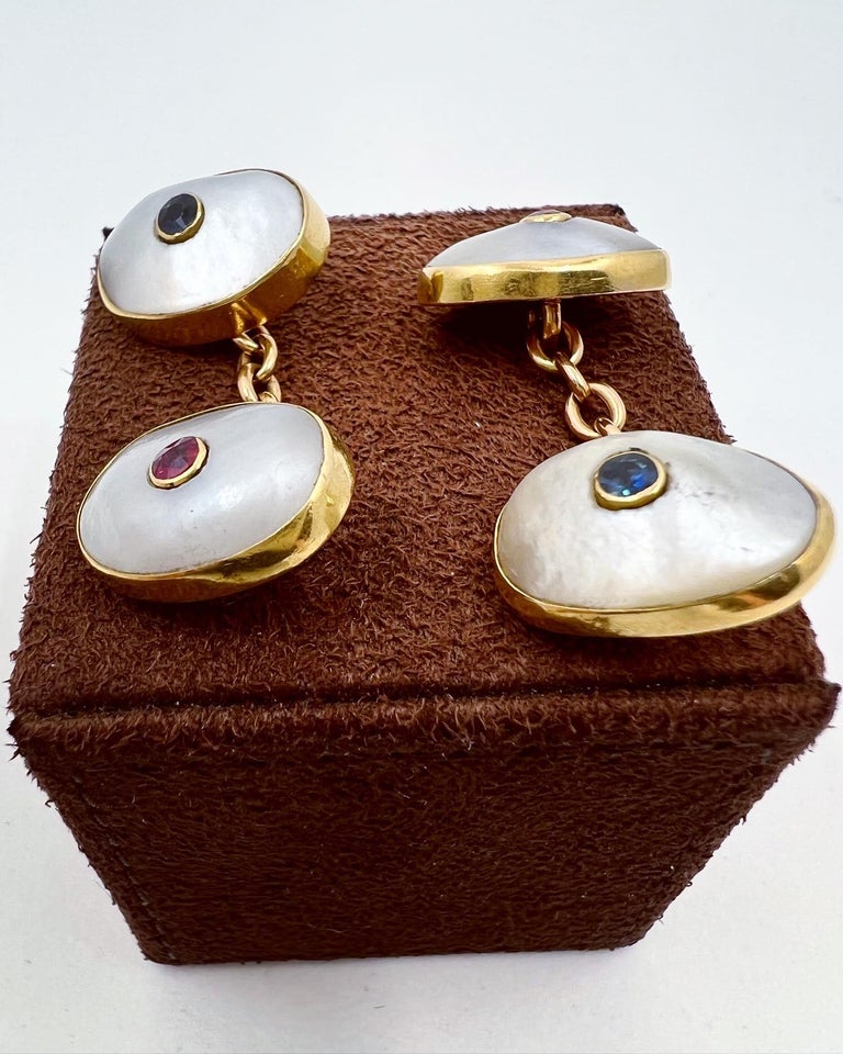 Cufflinks in yellow gold (14K), mother of pearl, saphirs and rubis.  
Year : 50' - 60' 
Weight : 10,7