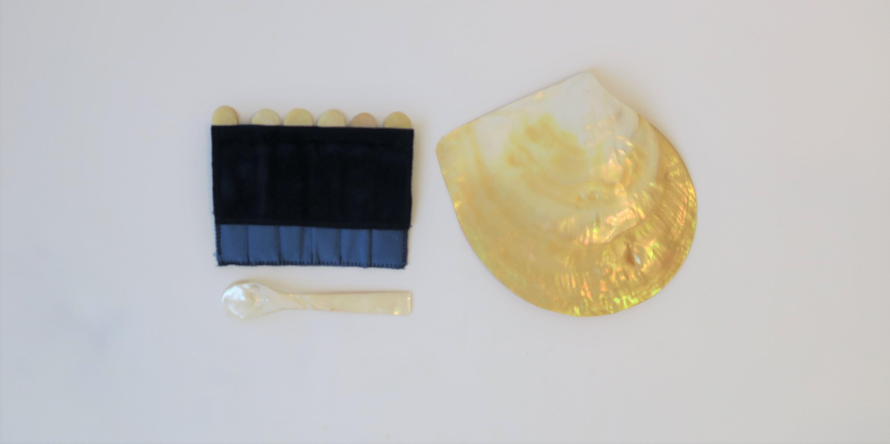 Mother-Of-Pearl Sea Shell Caviar Dish and Spoons Set 4