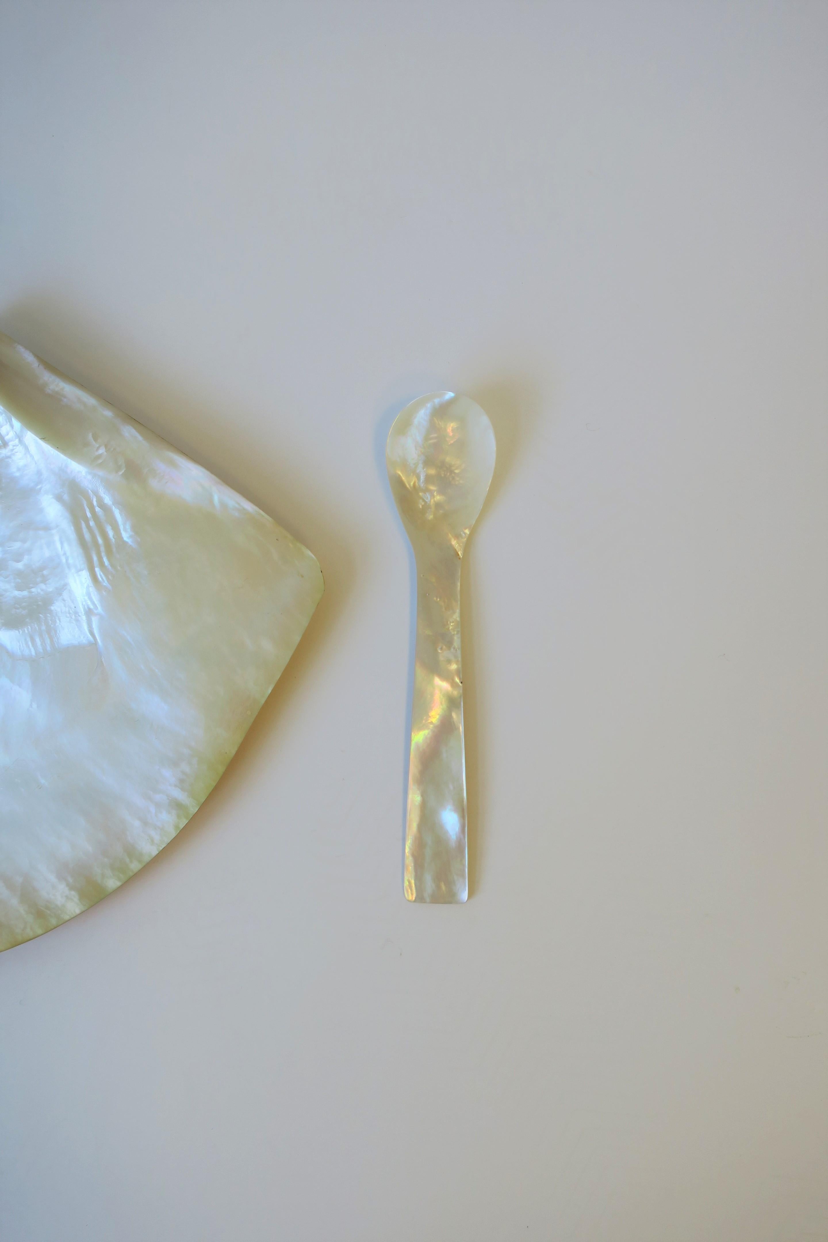 Mother-of-Pearl Mother-Of-Pearl Sea Shell Caviar Dish and Spoons Set