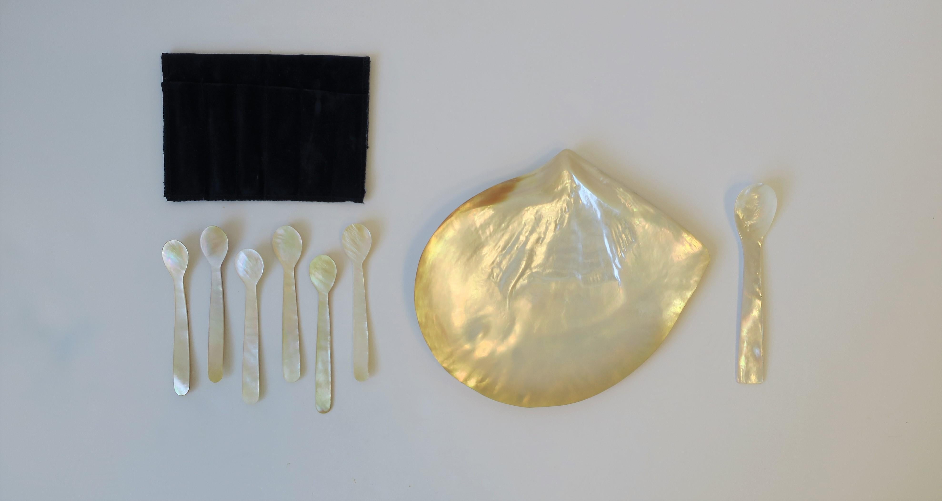 Mother-Of-Pearl Sea Shell Caviar Dish and Spoons Set 1