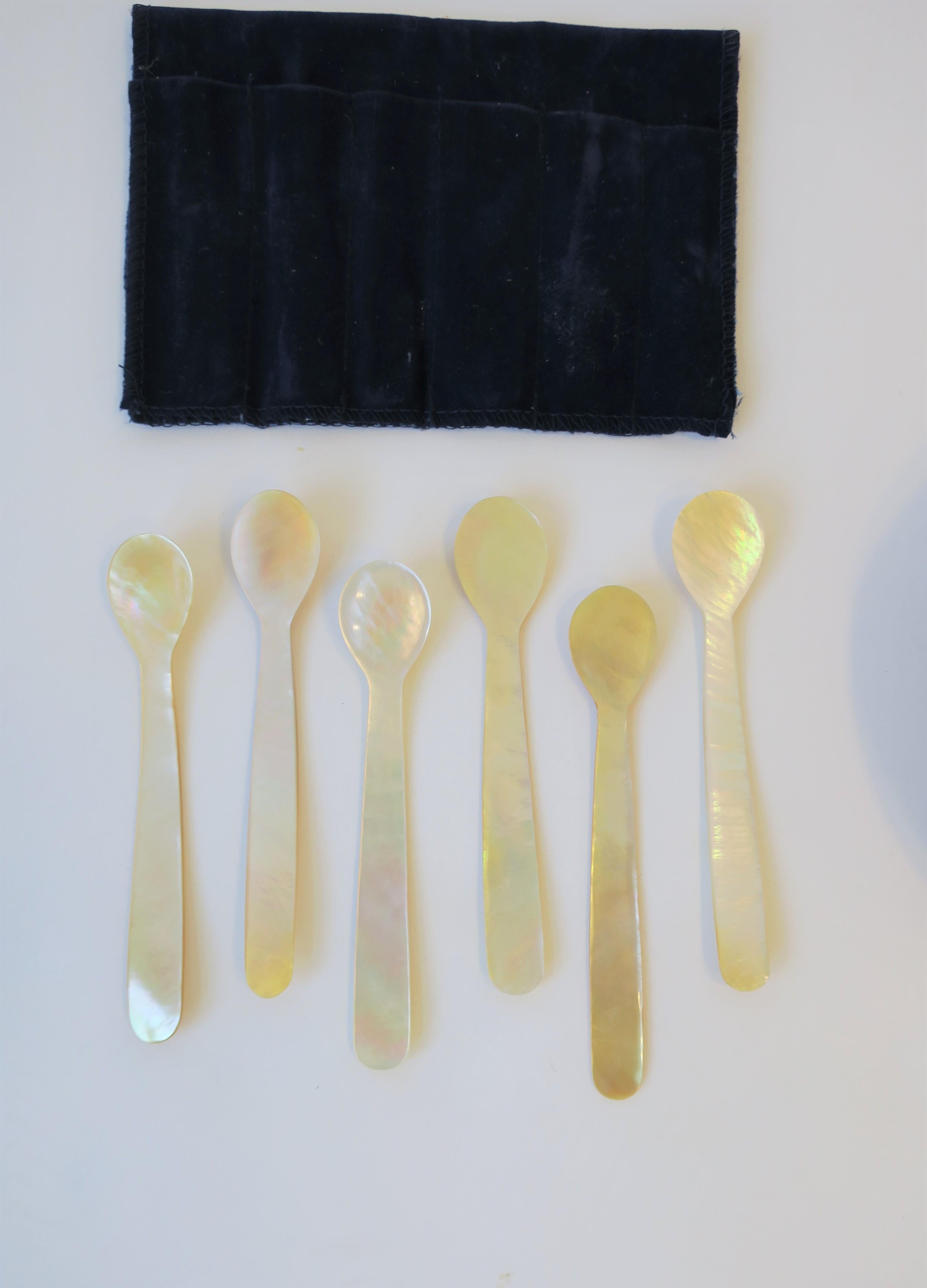 Mother-Of-Pearl Sea Shell Caviar Dish and Spoons Set 2