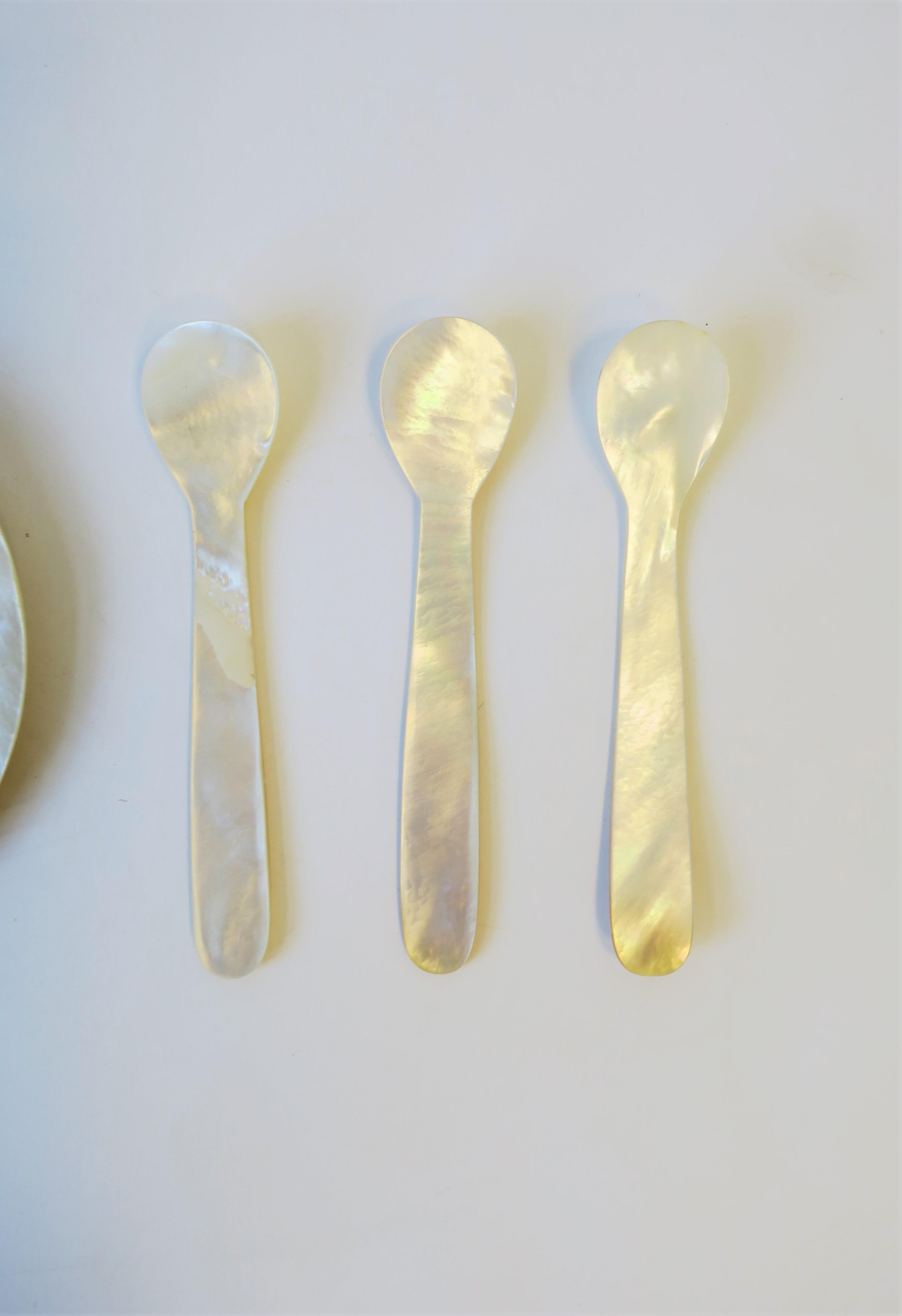 20th Century Mother of Pearl Seashell Caviar Dish and Spoons Set