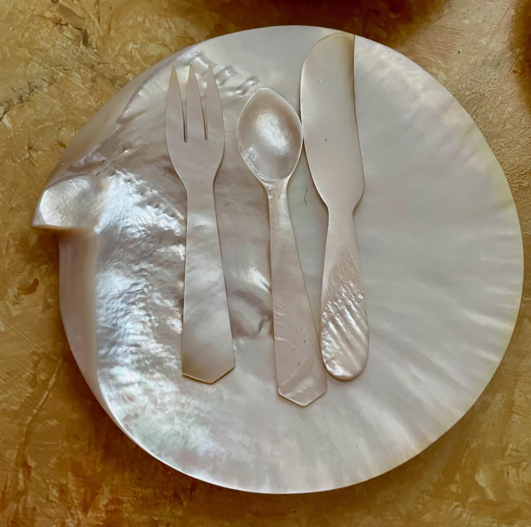 Mother of Pearl Seashell Caviar Dish with Cutlery, 8 Complete Sets In Excellent Condition In Vero Beach, FL