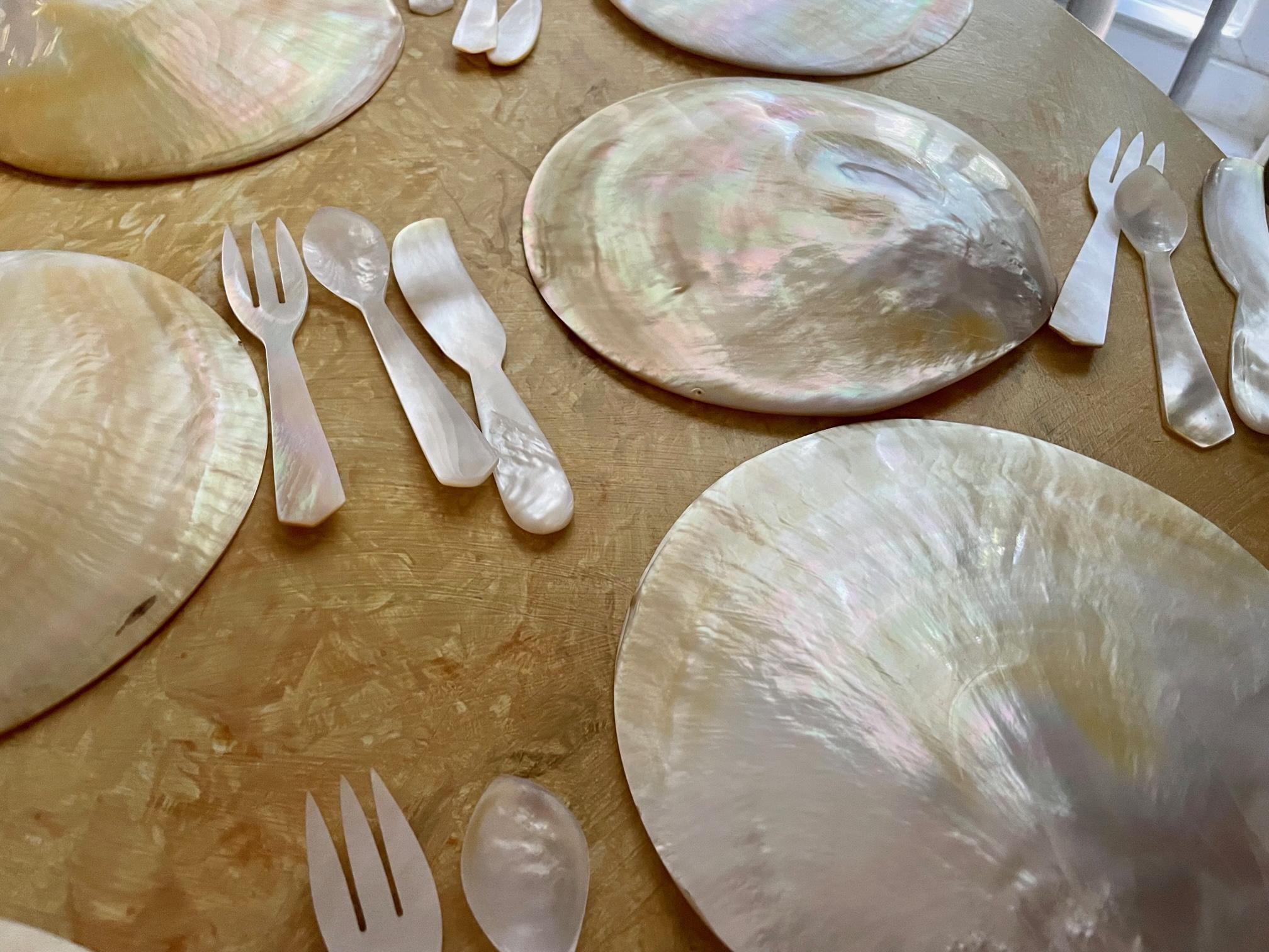 Mother-of-Pearl Mother of Pearl Seashell Caviar Dish with Cutlery, 8 Complete Sets