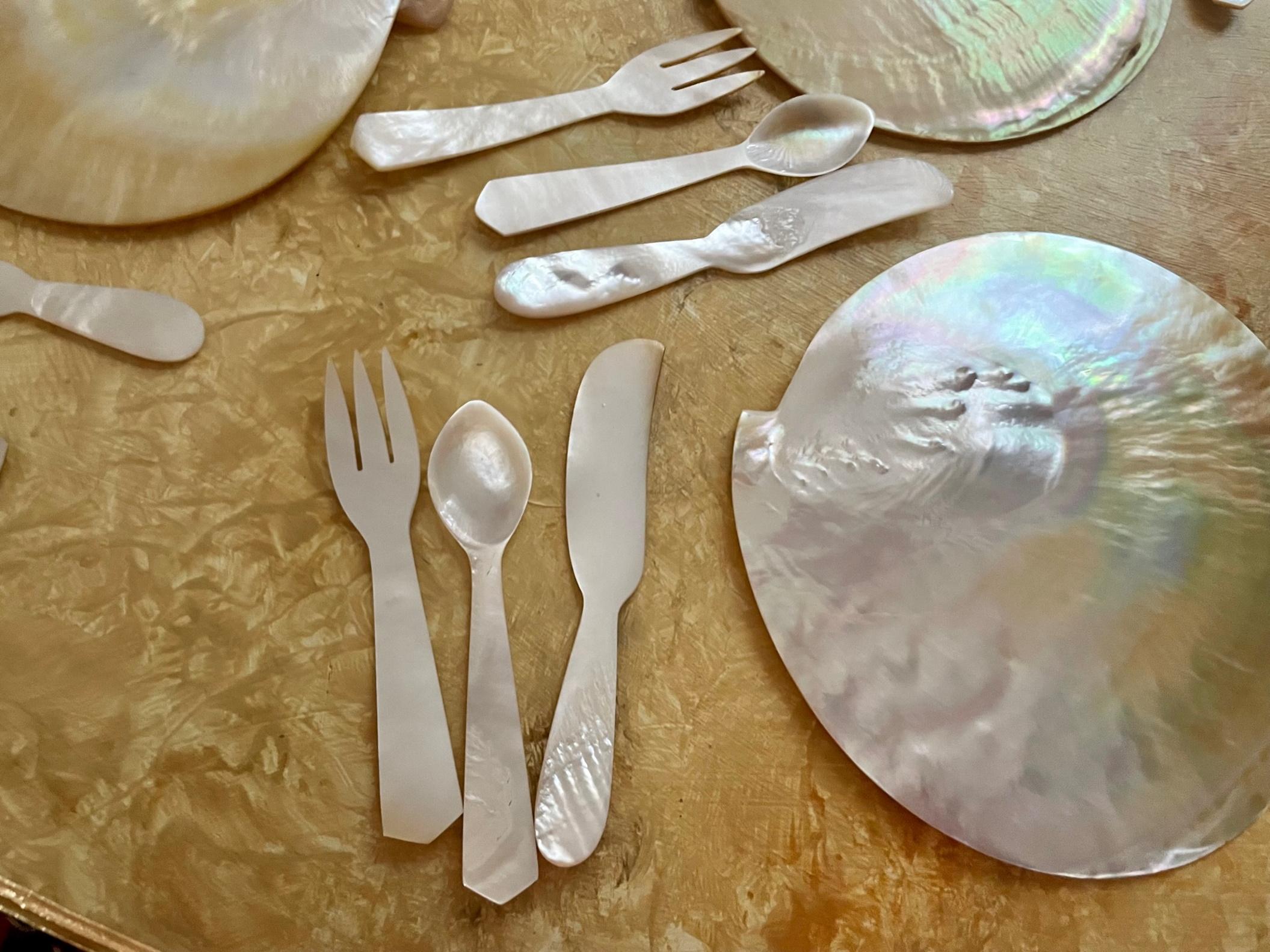 Mother of Pearl Seashell Caviar Dish with Cutlery, 8 Complete Sets 1