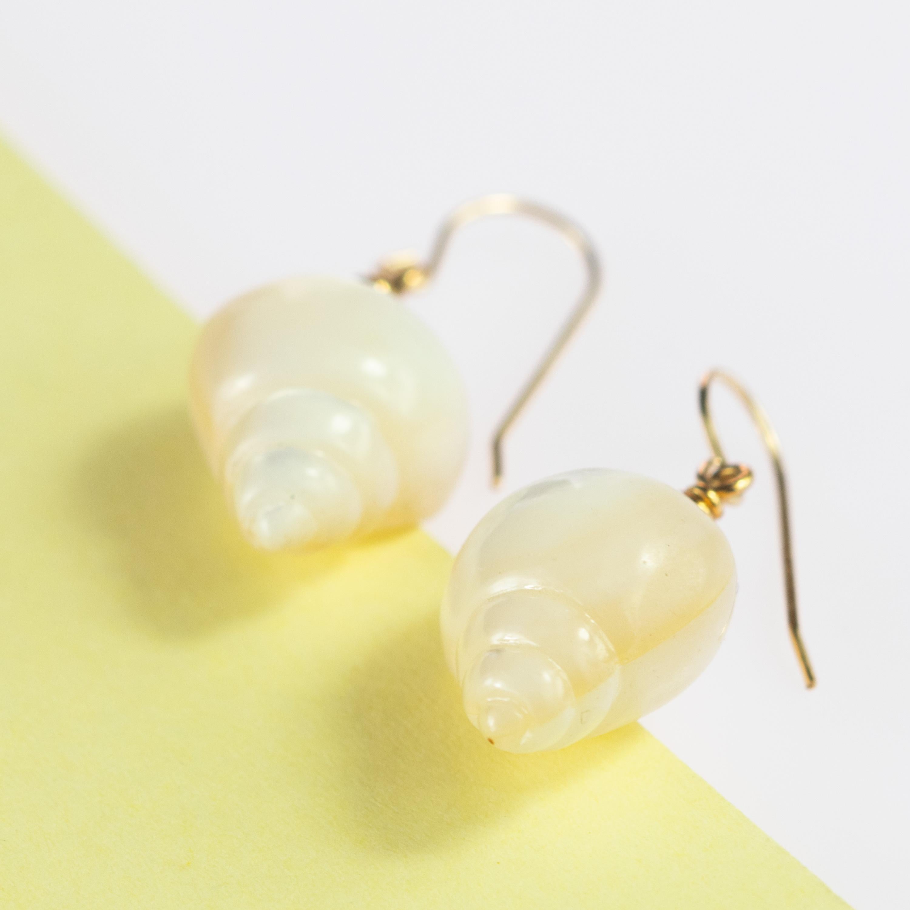 Mother of Pearl Shell 18 Karat Yellow Gold Drop Cocktail Ear Wires Earrings In New Condition For Sale In Milano, IT