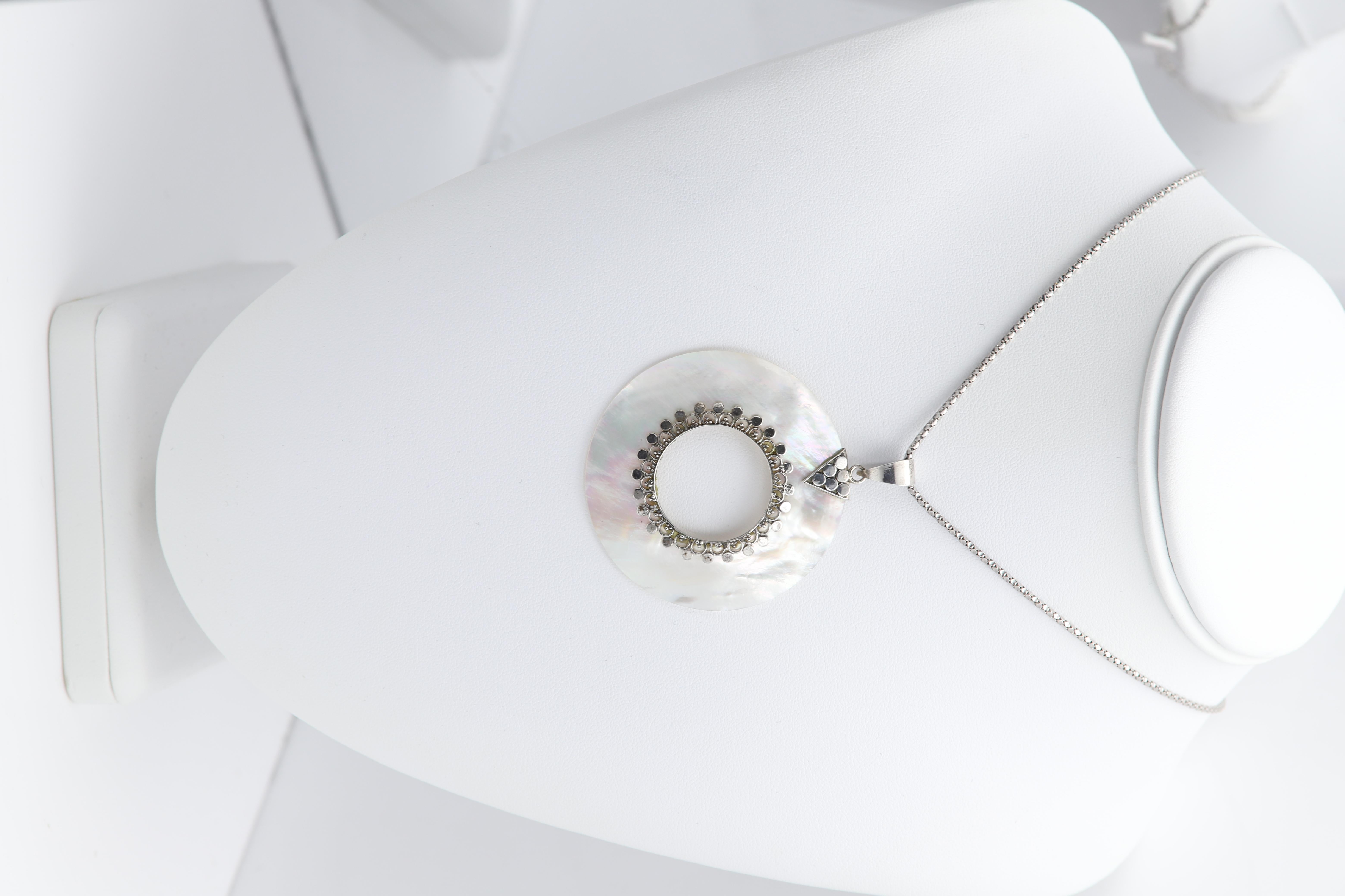 Round Cut Mother of Pearl Shell Circle Necklace Pendant Sterling Silver 925 For Sale