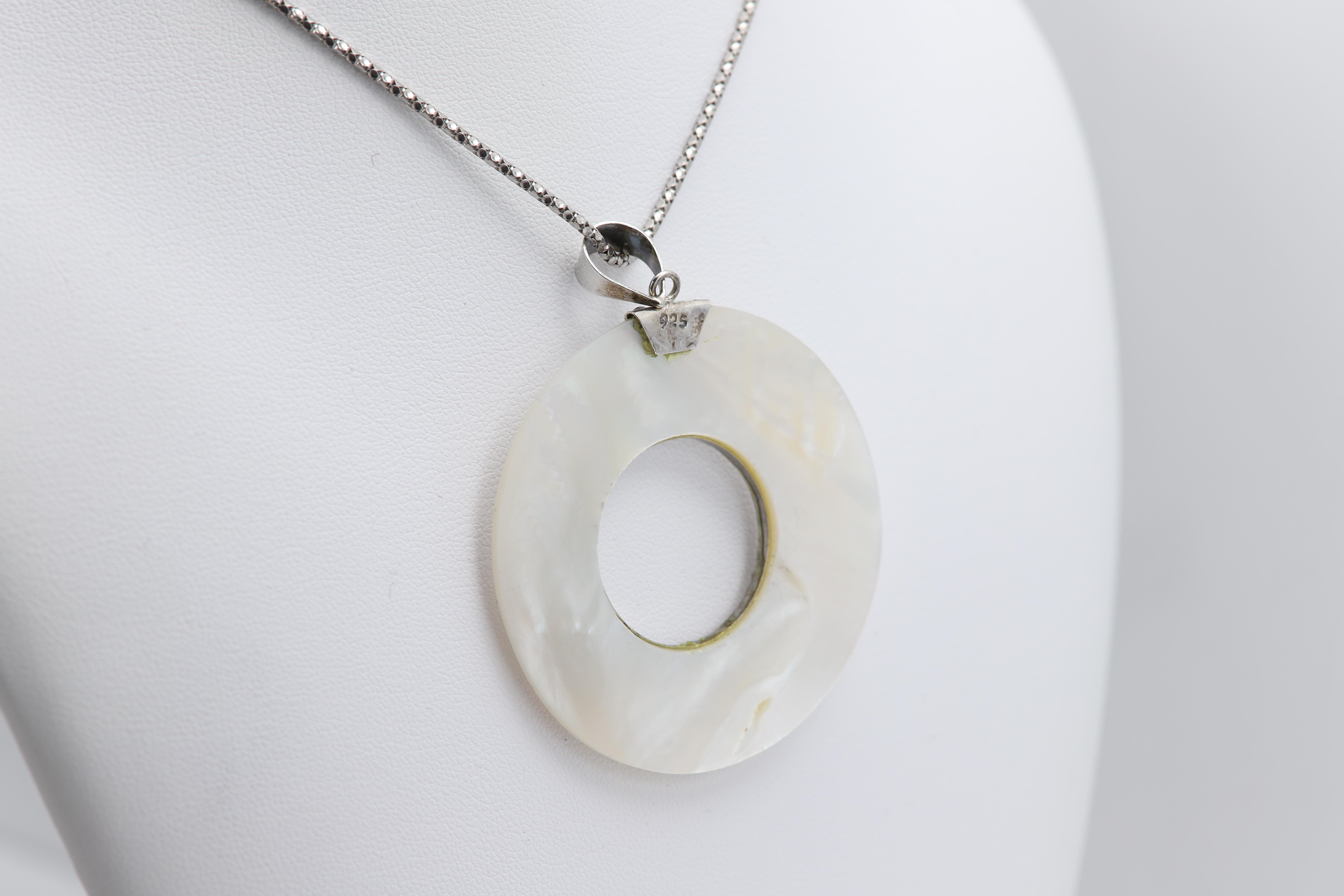 Collana con cerchio di conchiglie madreperlate in argento 925 In condizioni Nuovo in vendita a Brooklyn, NY