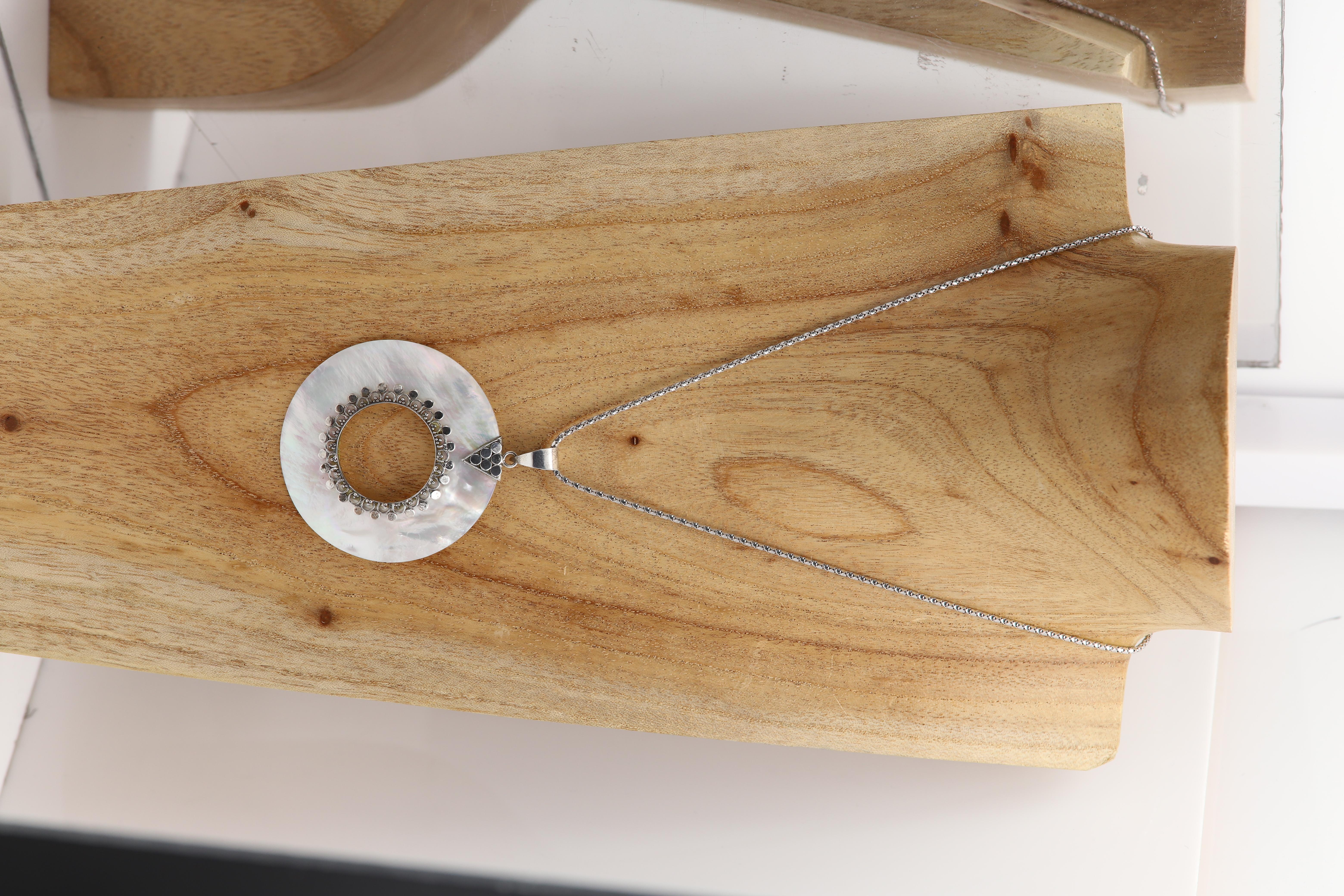 Mother of Pearl Shell Circle Necklace Pendant Sterling Silver 925 For Sale 3