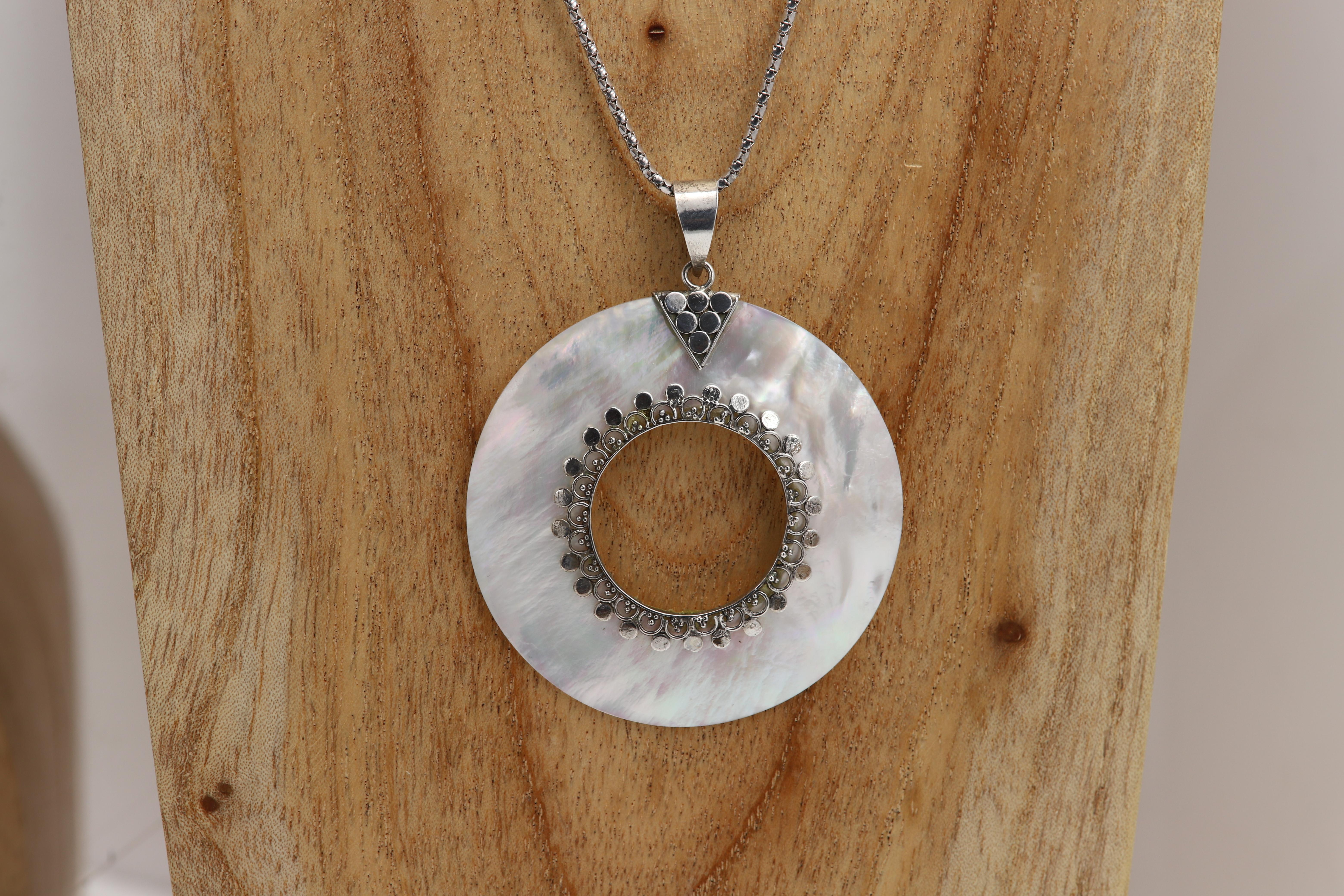 Mother of Pearl Shell Circle Necklace Pendant Sterling Silver 925 For Sale 4