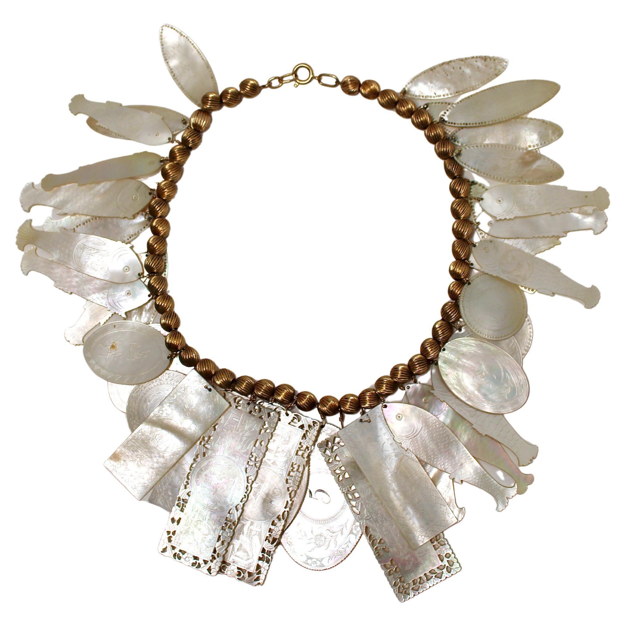 Collana di perline in oro 14k con incisione della conchiglia di Madreperla, circa 1960 in vendita 6