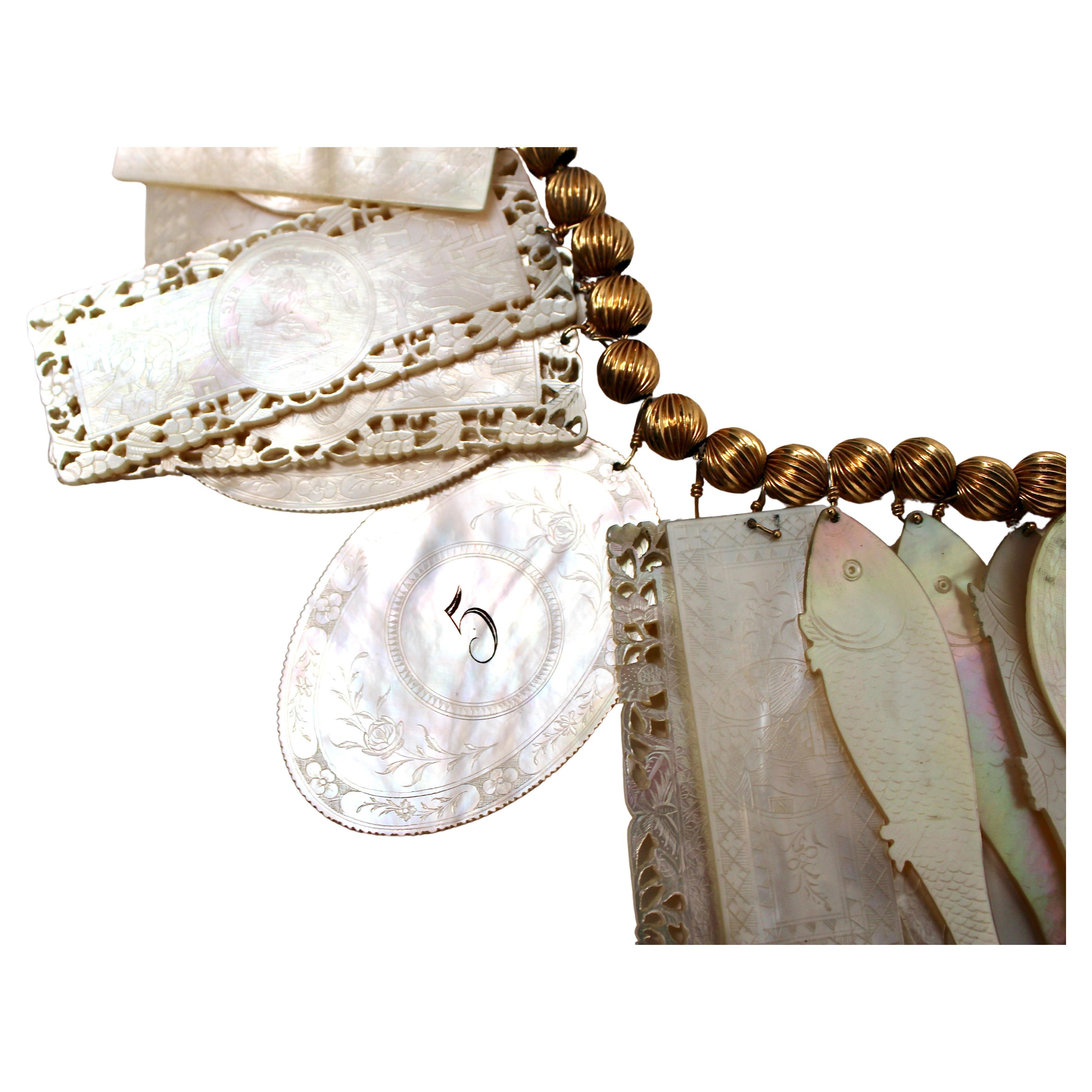 Collana di perline in oro 14k con incisione della conchiglia di Madreperla, circa 1960 in vendita 7