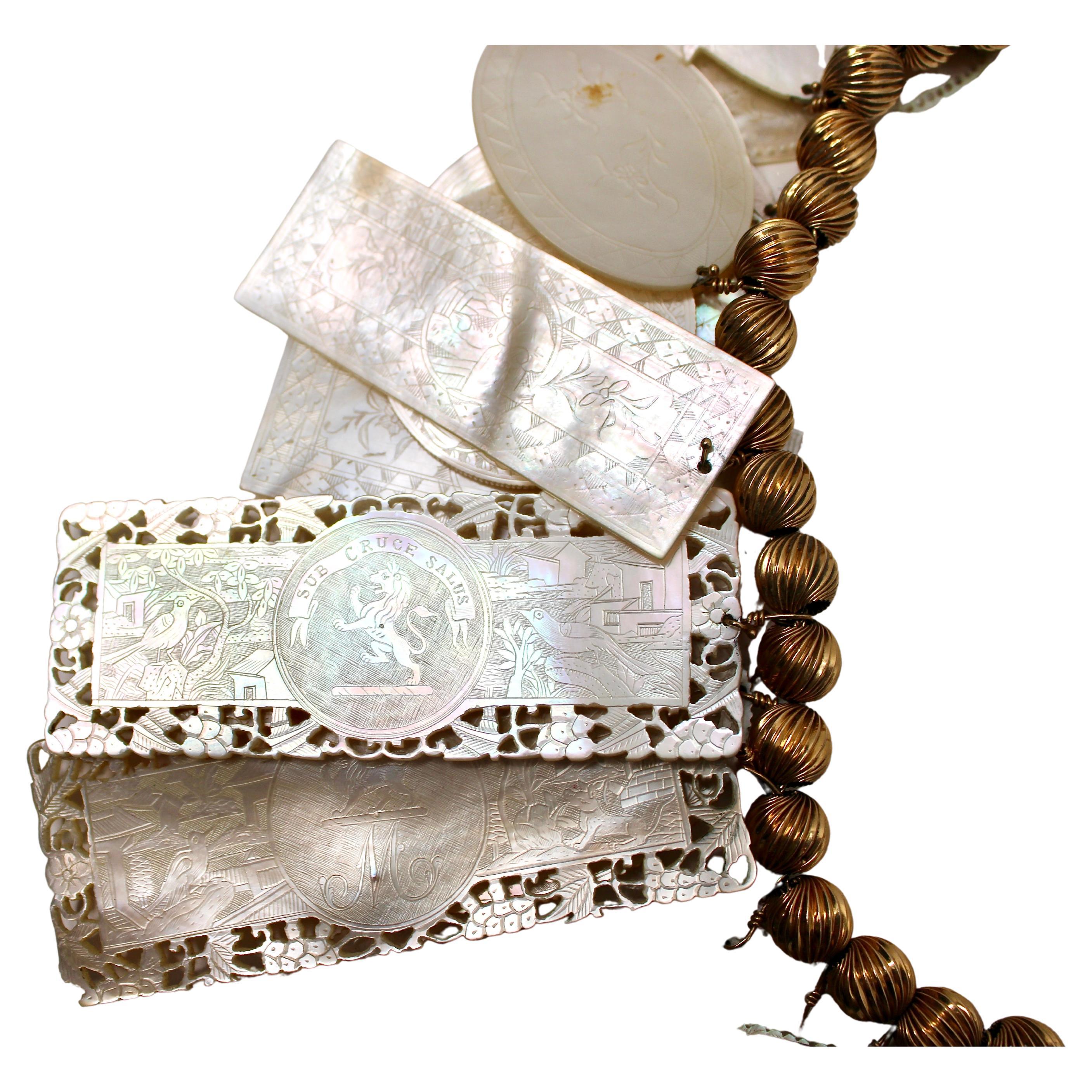 Collana di perline in oro 14k con incisione della conchiglia di Madreperla, circa 1960 in vendita 8