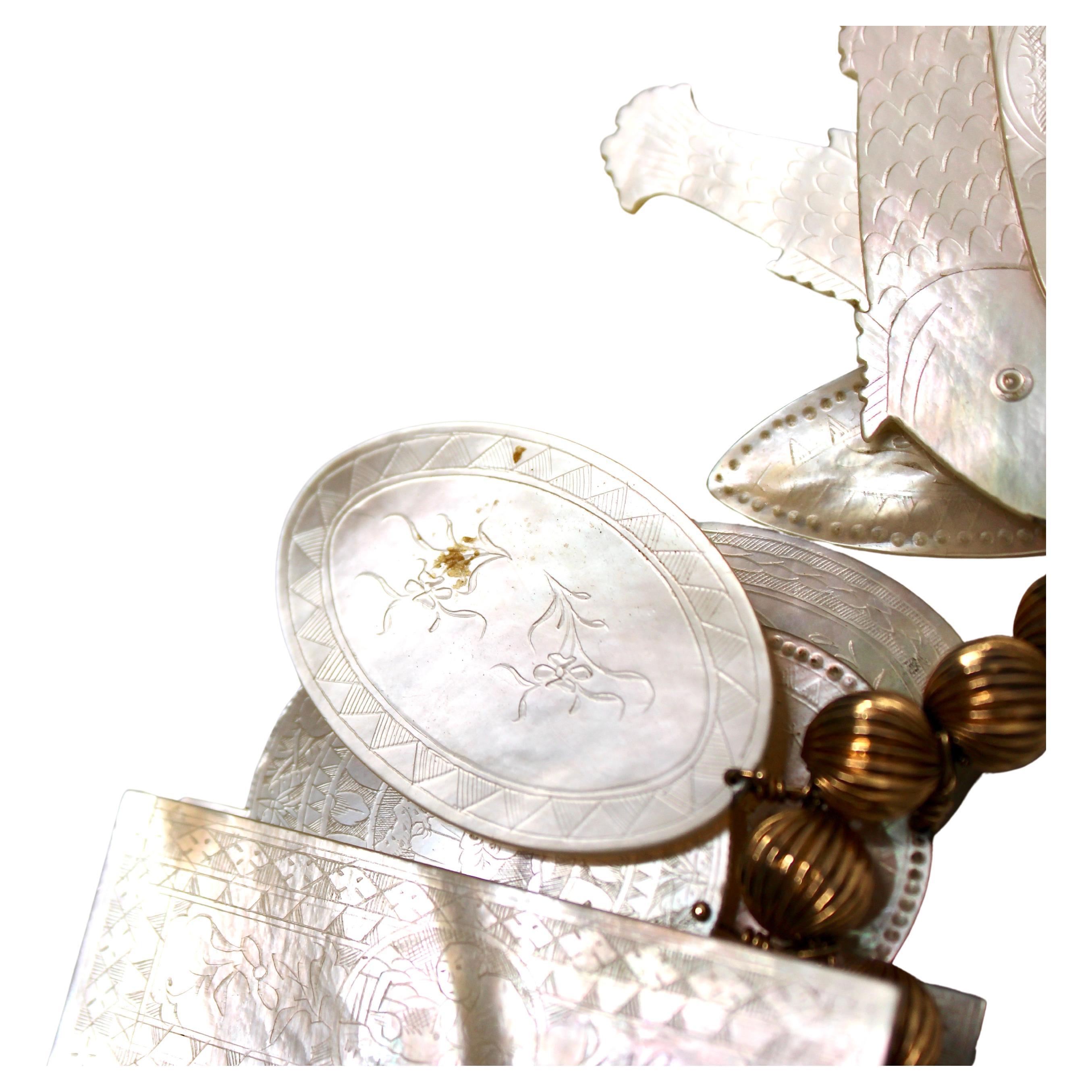 Collana di perline in oro 14k con incisione della conchiglia di Madreperla, circa 1960 in vendita 9