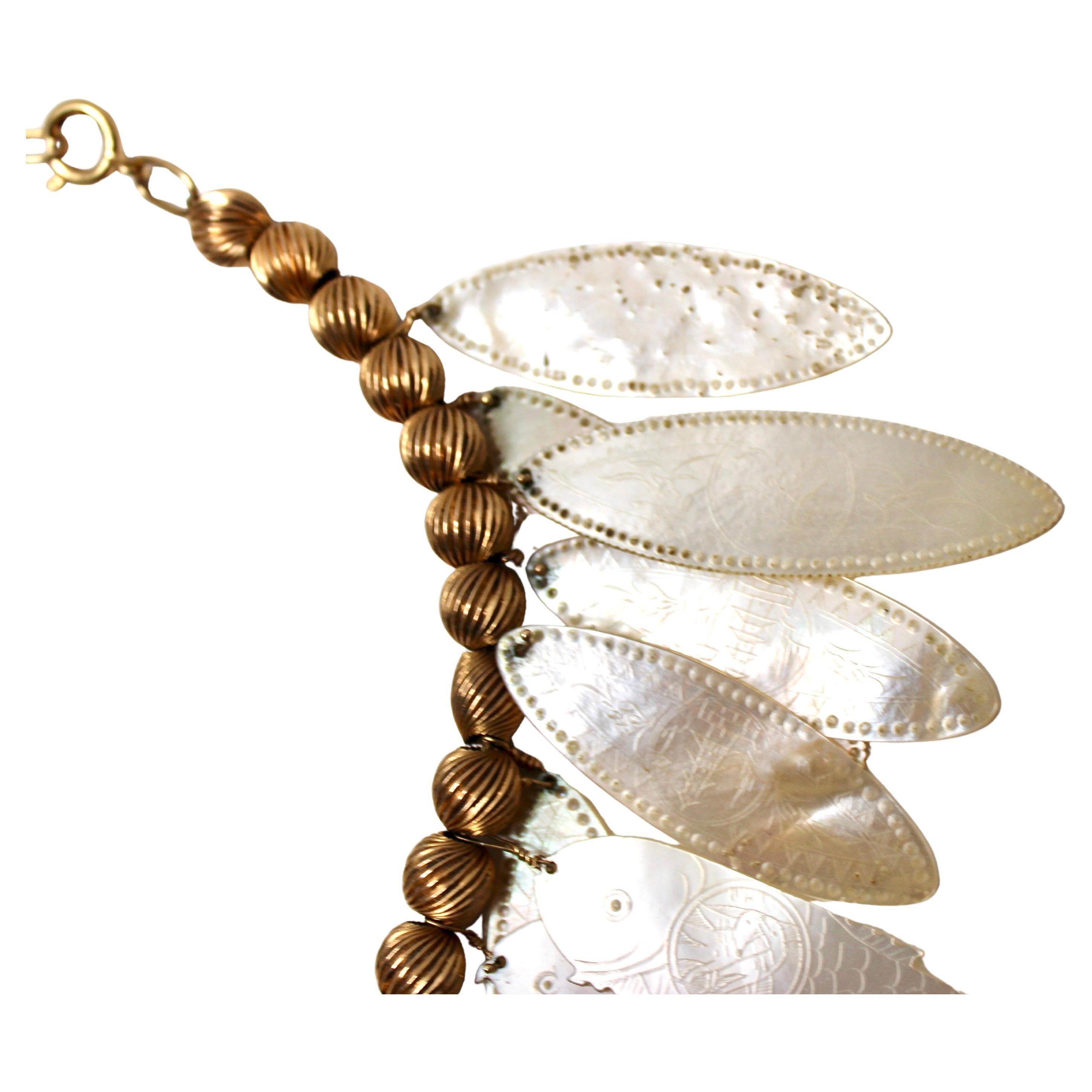 Collana di perline in oro 14k con incisione della conchiglia di Madreperla, circa 1960 in vendita 10