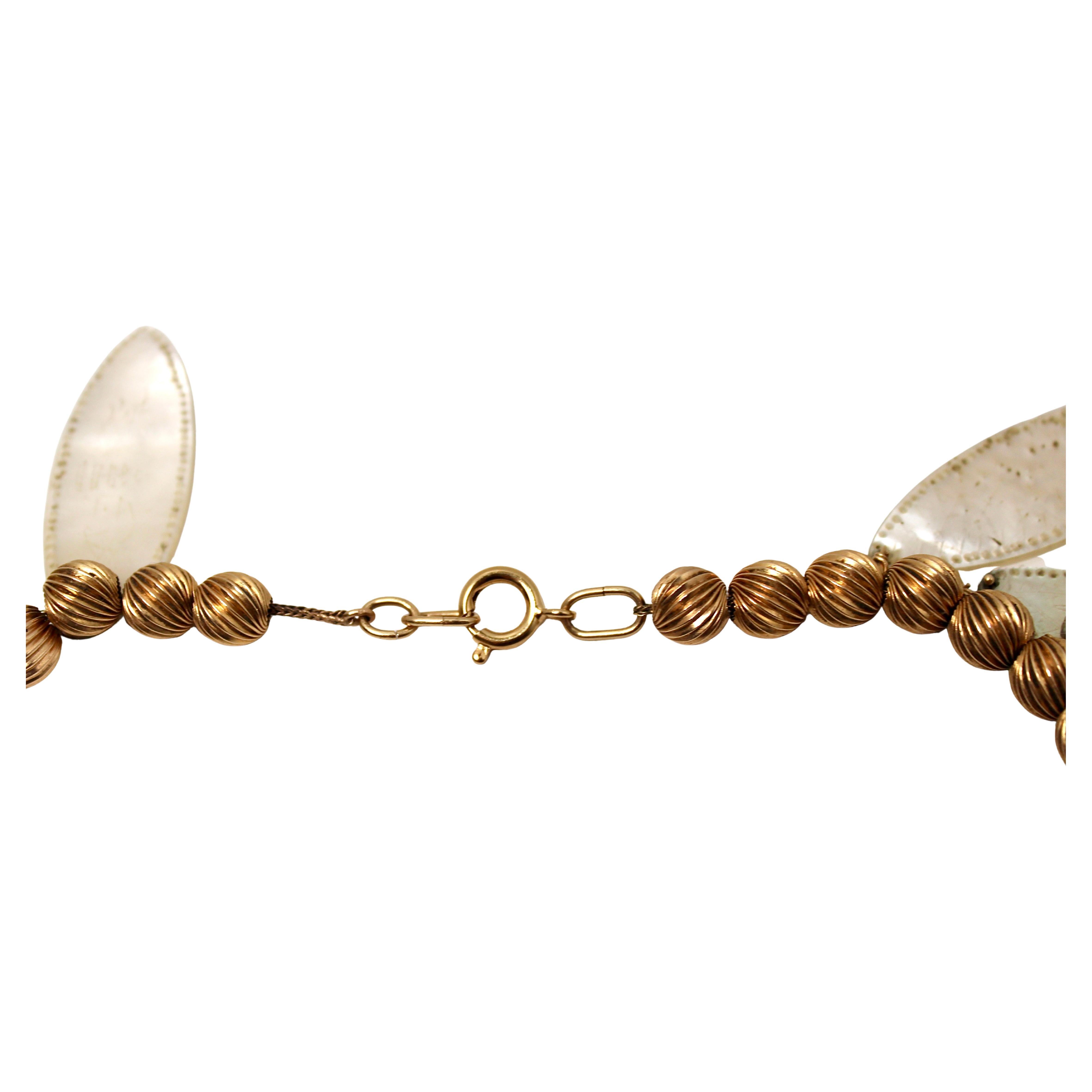 Collana di perline in oro 14k con incisione della conchiglia di Madreperla, circa 1960 in vendita 11