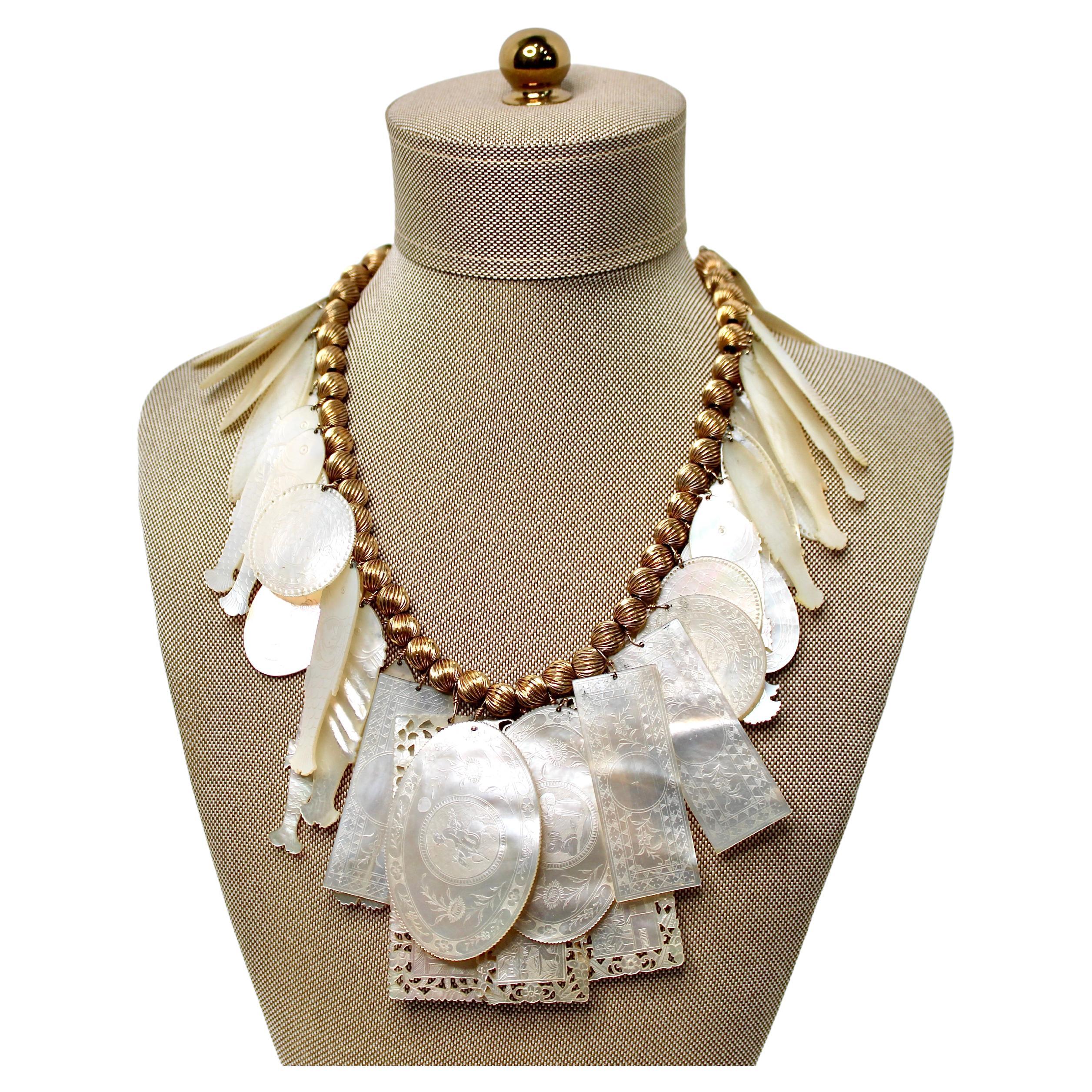 Collana di perline in oro 14k con incisione della conchiglia di Madreperla, circa 1960 in vendita 12