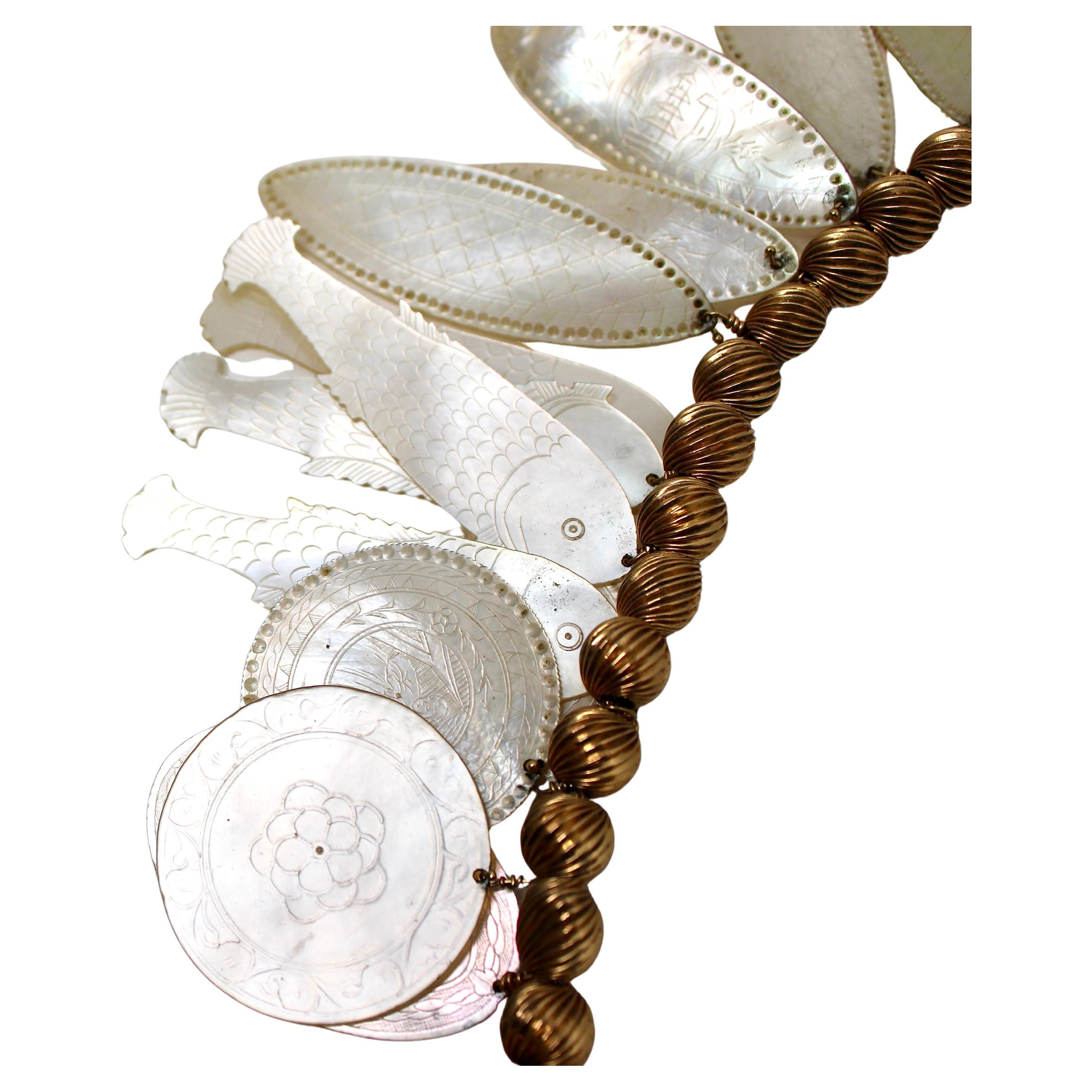 Collana di perline in oro 14k con incisione della conchiglia di Madreperla, circa 1960 In condizioni buone in vendita a Scottsdale, AZ