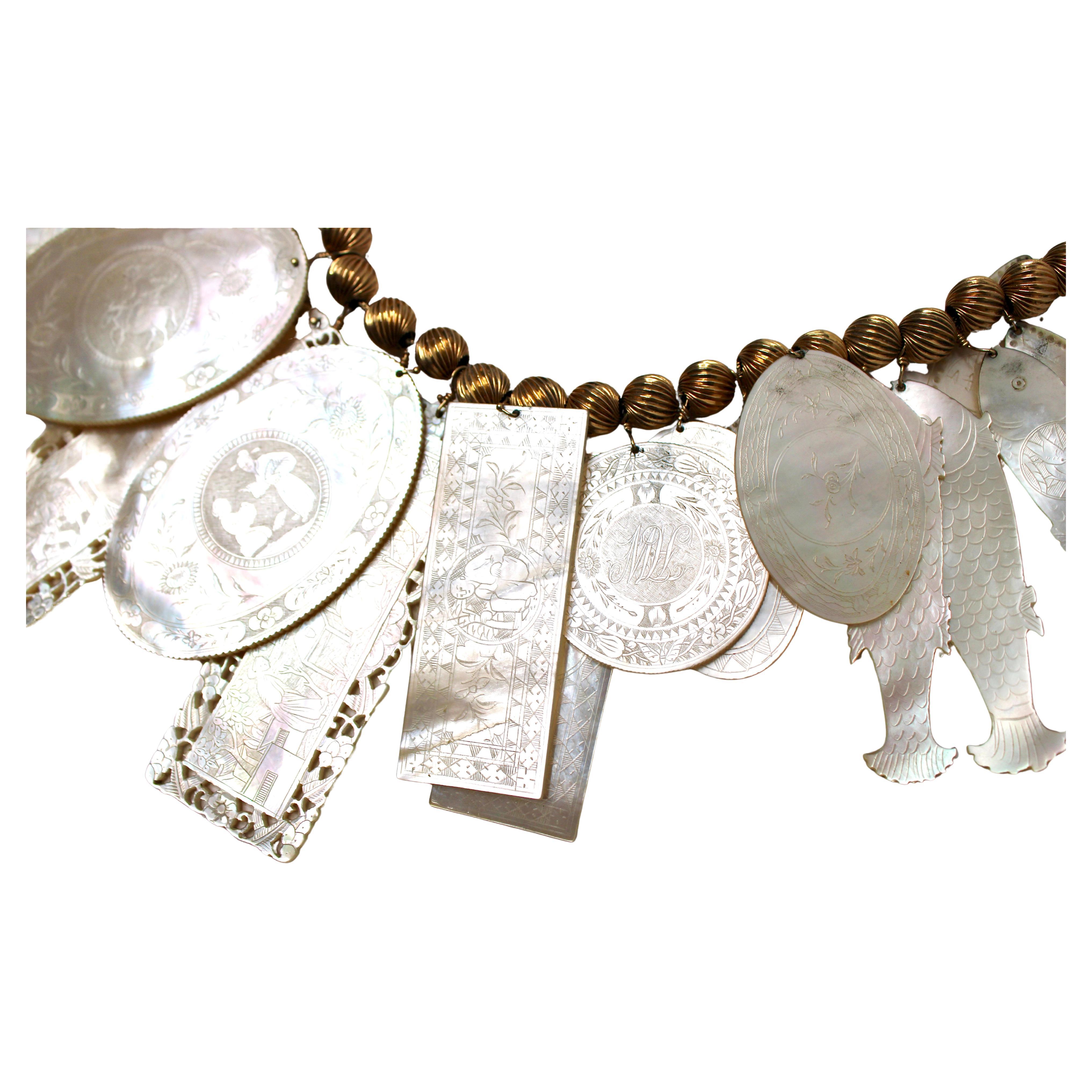 Donna Collana di perline in oro 14k con incisione della conchiglia di Madreperla, circa 1960 in vendita