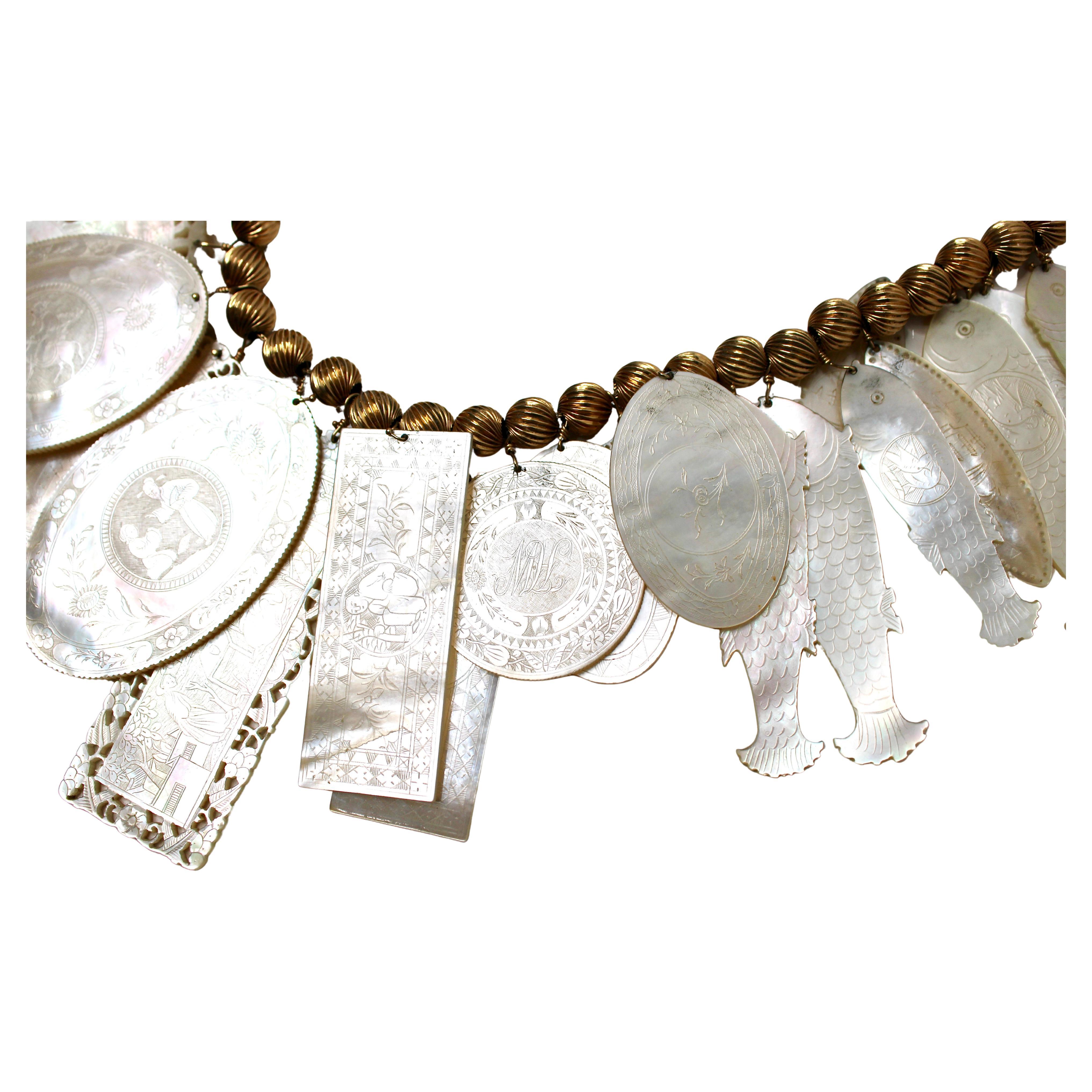 Collana di perline in oro 14k con incisione della conchiglia di Madreperla, circa 1960 in vendita 1