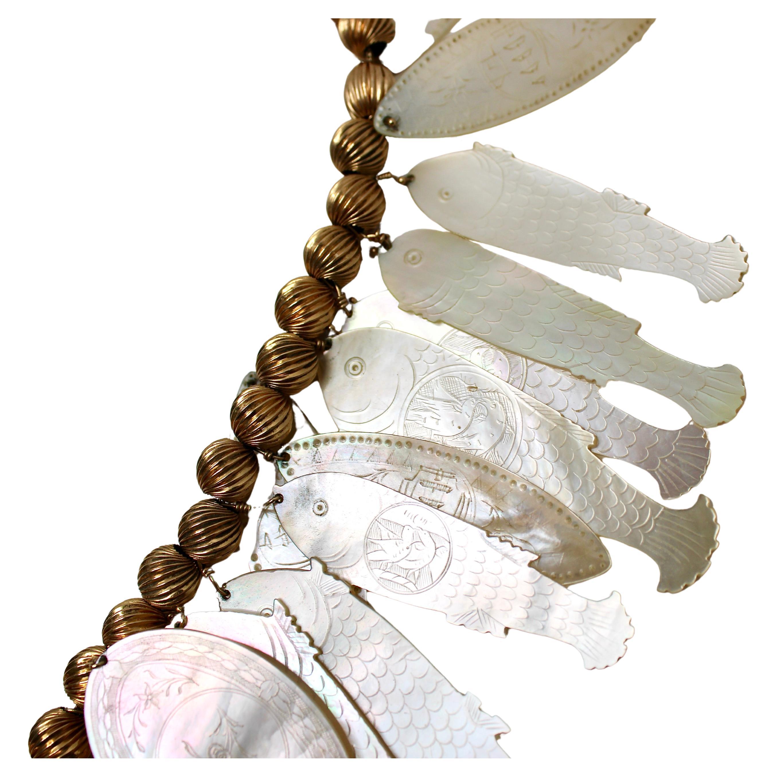 Collana di perline in oro 14k con incisione della conchiglia di Madreperla, circa 1960 in vendita 2