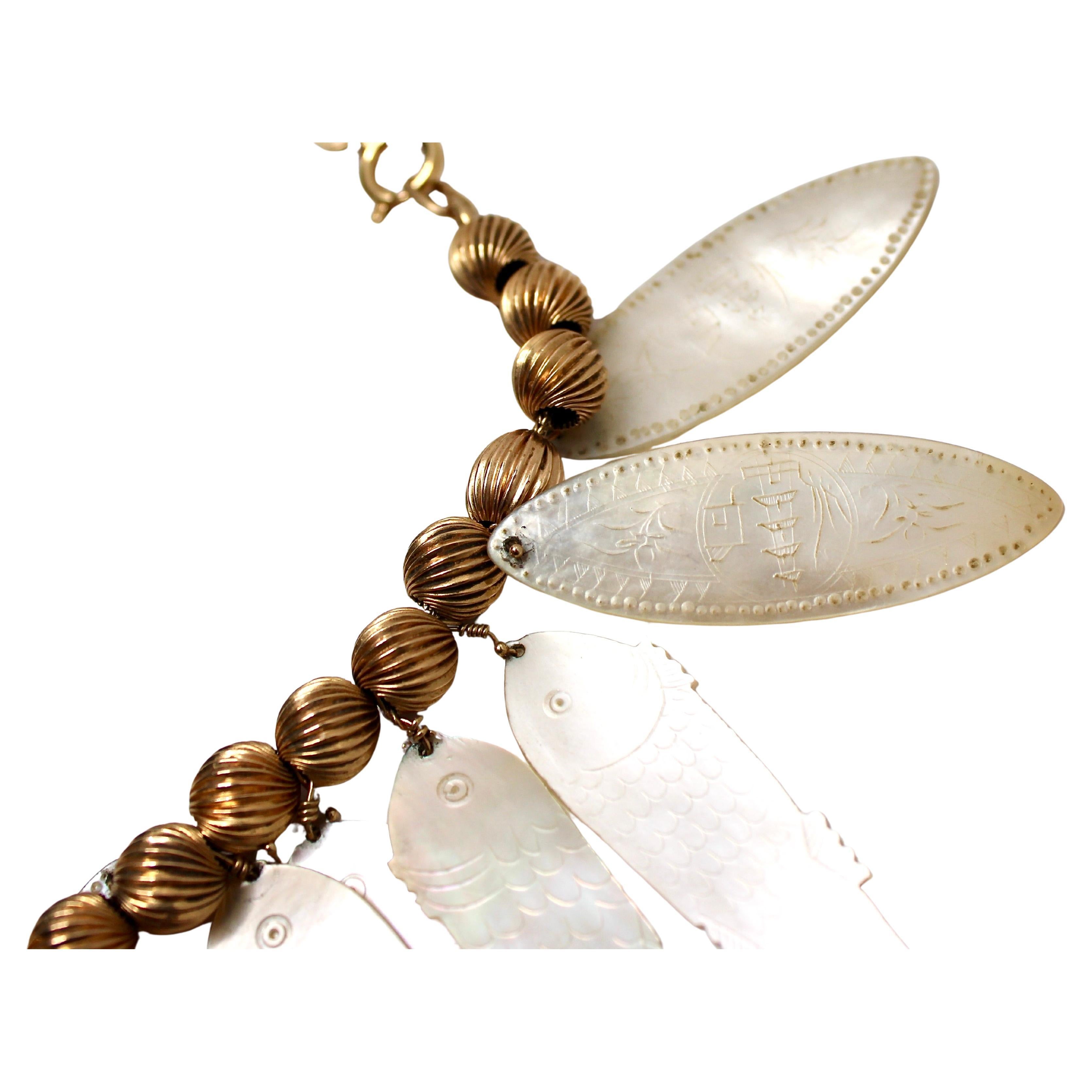 Collana di perline in oro 14k con incisione della conchiglia di Madreperla, circa 1960 in vendita 3