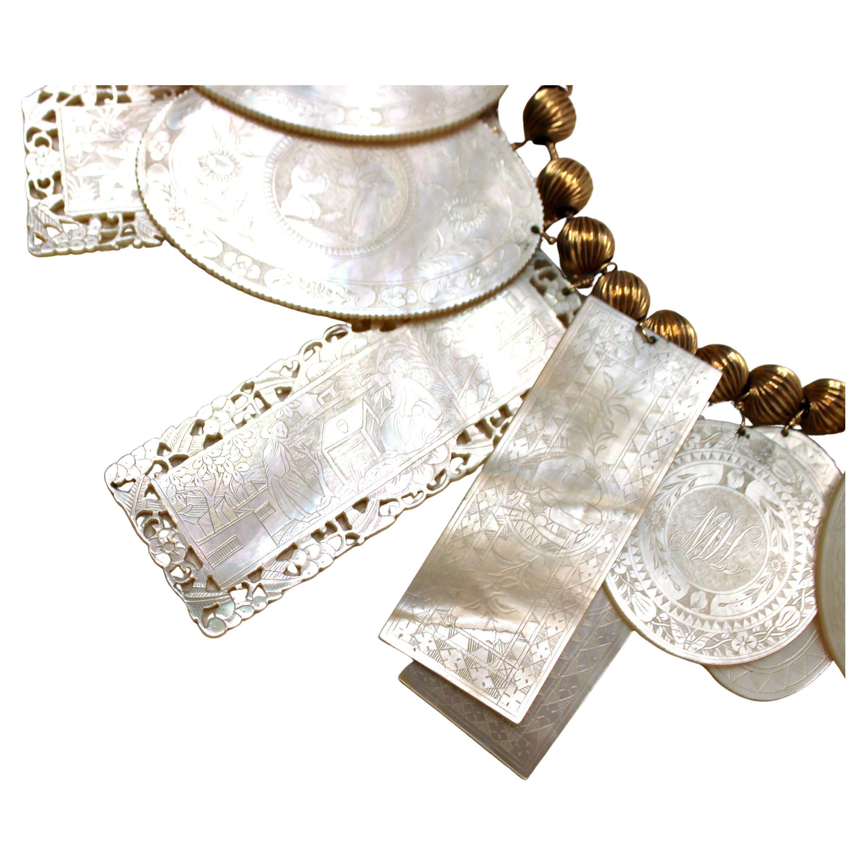 Collana di perline in oro 14k con incisione della conchiglia di Madreperla, circa 1960 in vendita 4