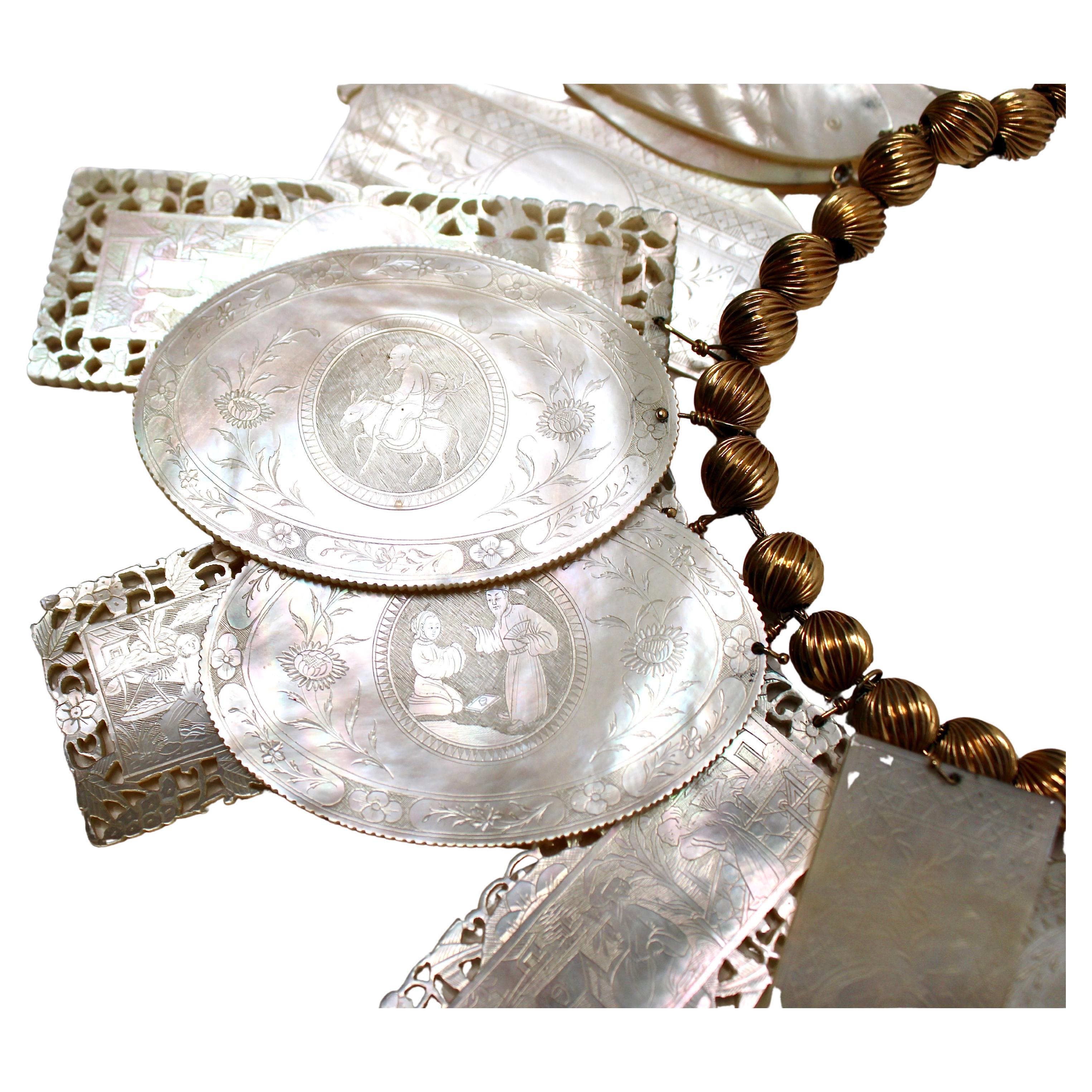 Collana di perline in oro 14k con incisione della conchiglia di Madreperla, circa 1960 in vendita 5