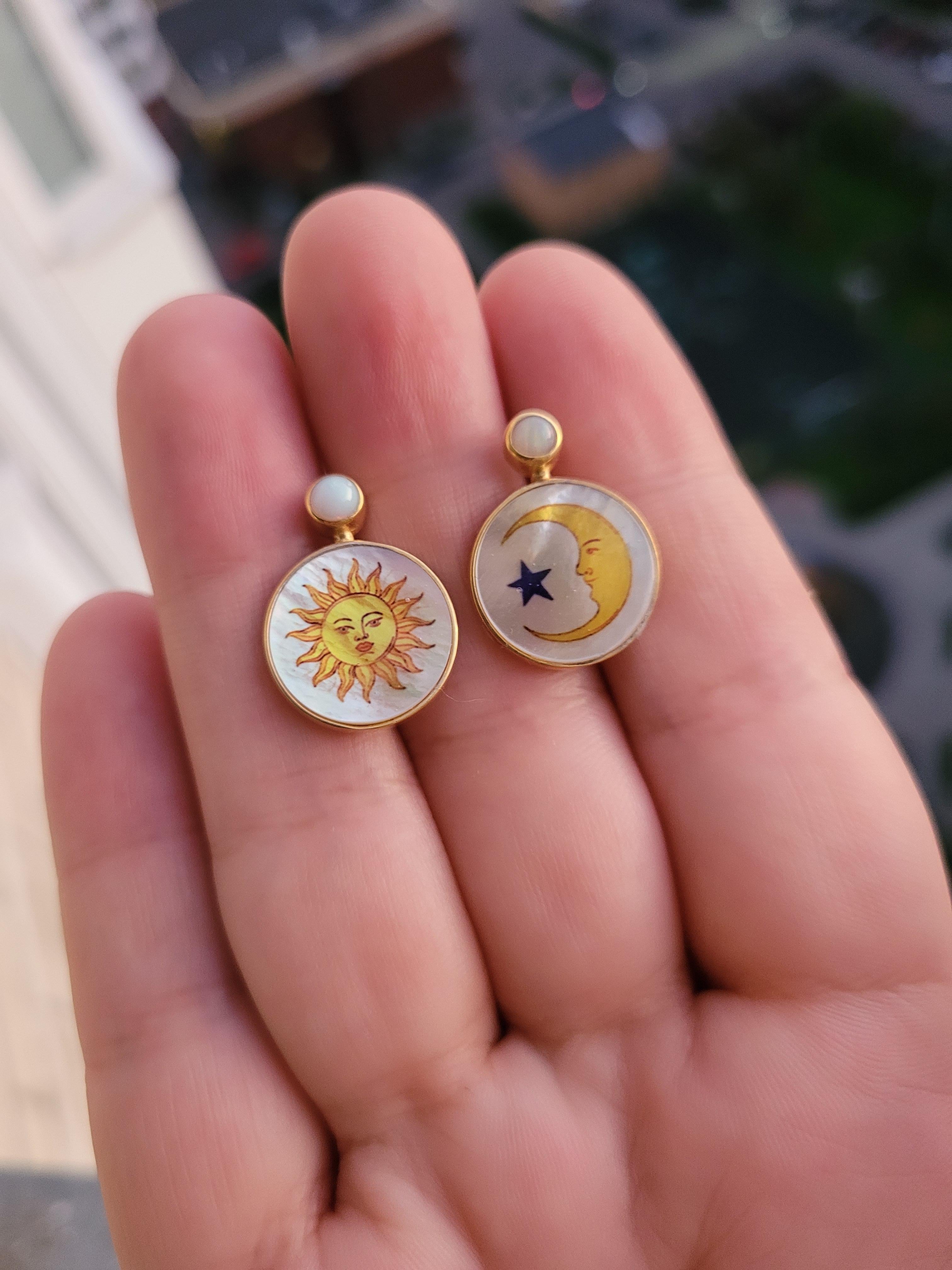 Taglio rotondo Orecchini a conchiglia in madreperla, opale e sole e luna con stelle dipinte. in vendita