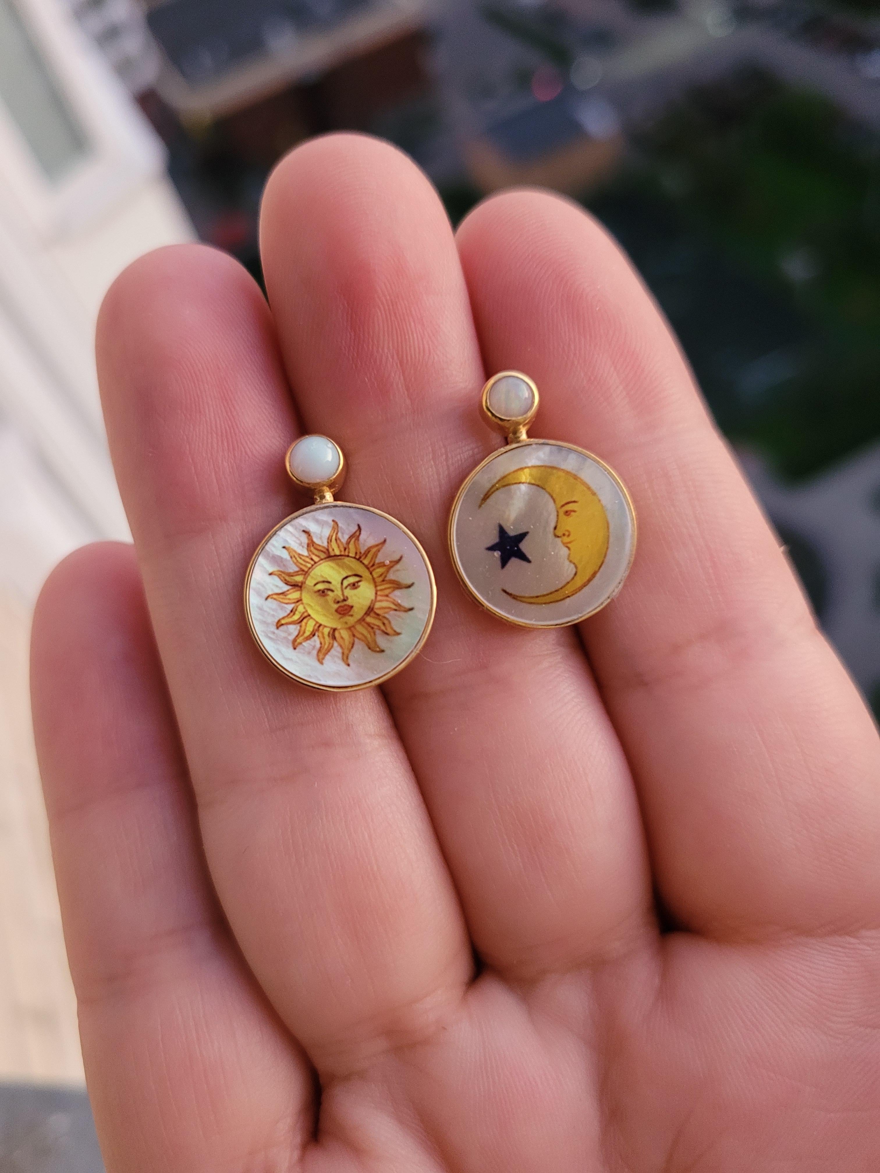 Orecchini a conchiglia in madreperla, opale e sole e luna con stelle dipinte. in vendita 2