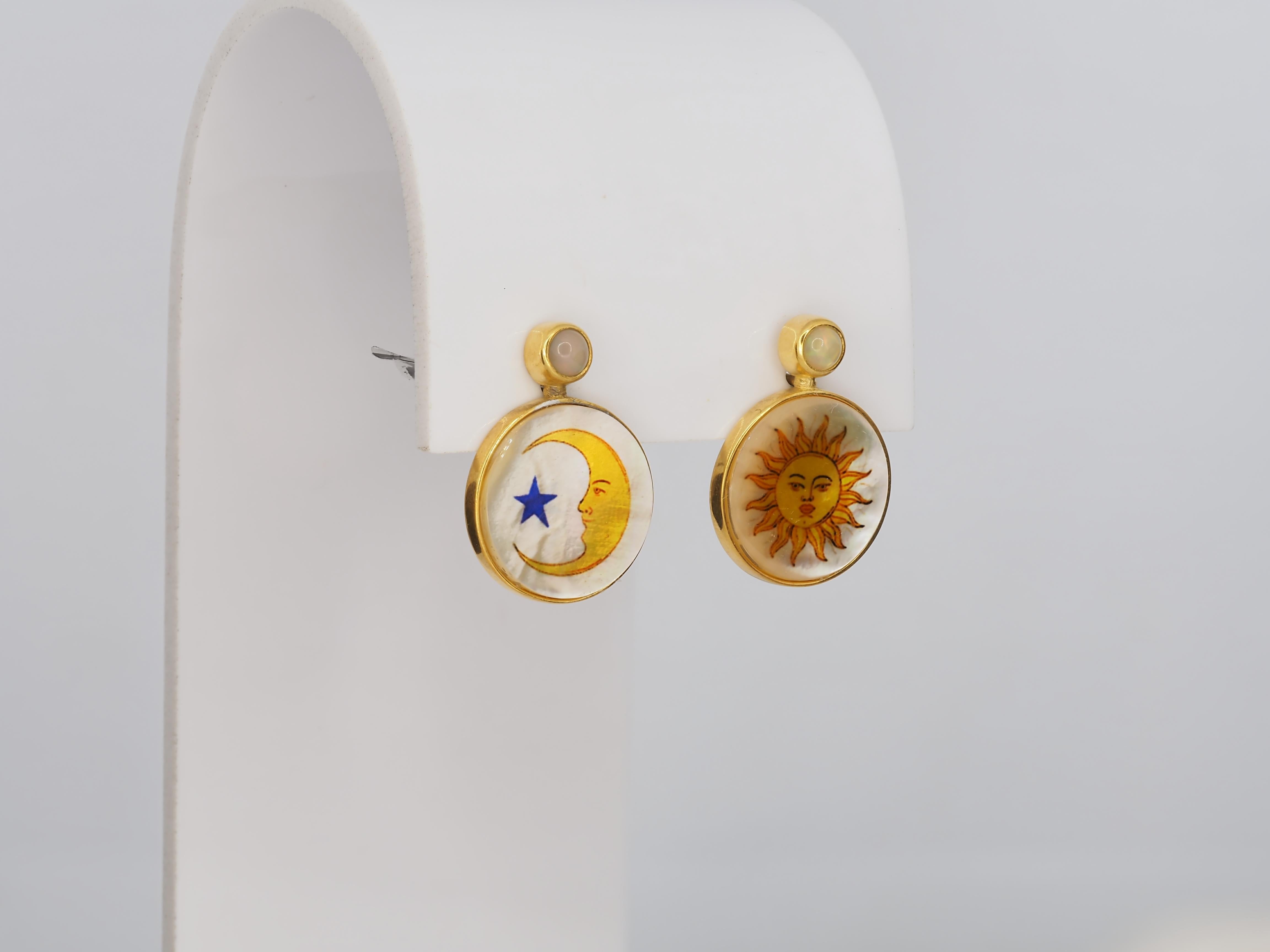 Orecchini a conchiglia in madreperla, opale e sole e luna con stelle dipinte. In condizioni Nuovo in vendita a Istanbul, TR