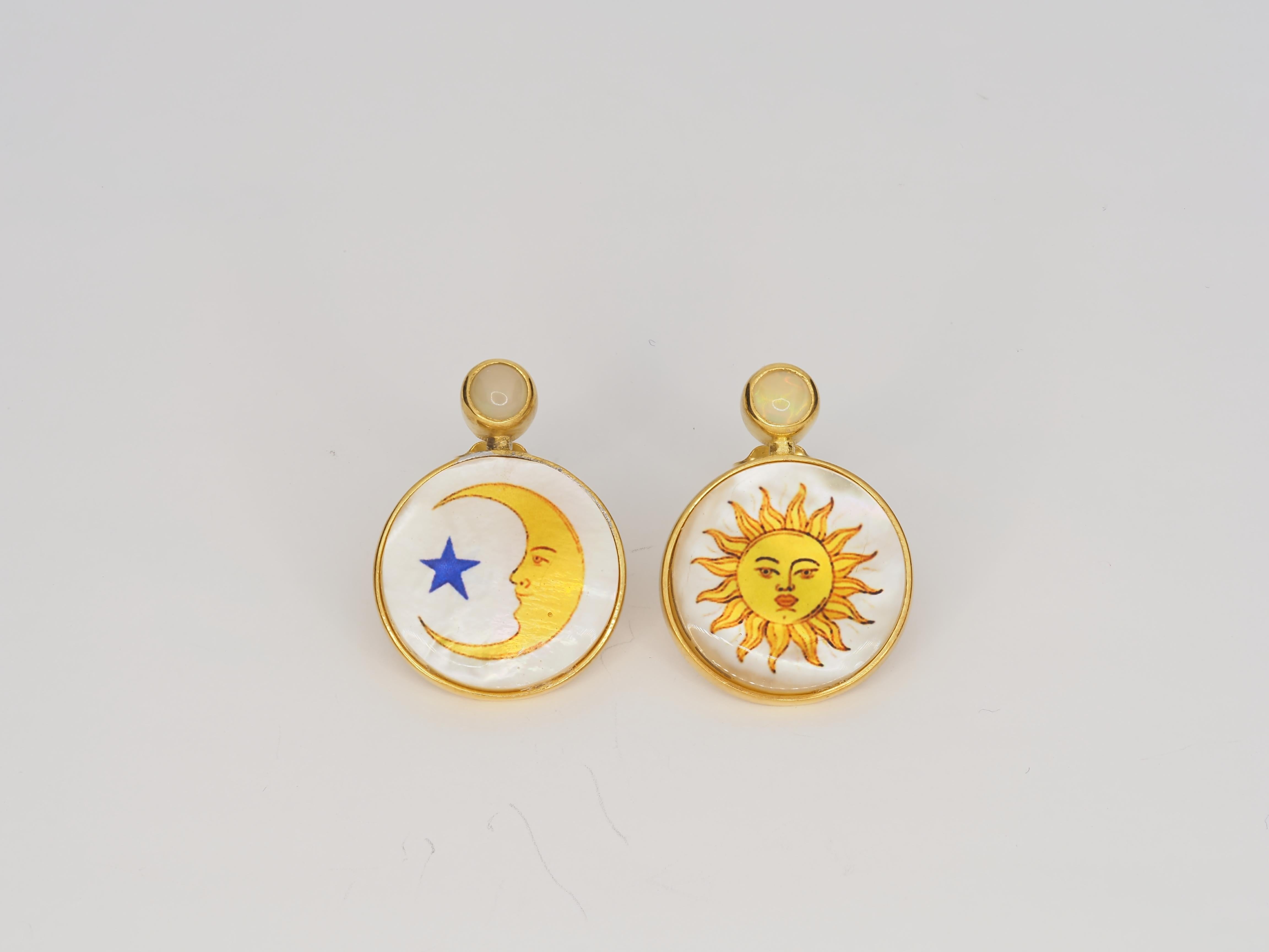 Moderno Orecchini a conchiglia in madreperla, opale e sole e luna con stelle dipinte. in vendita