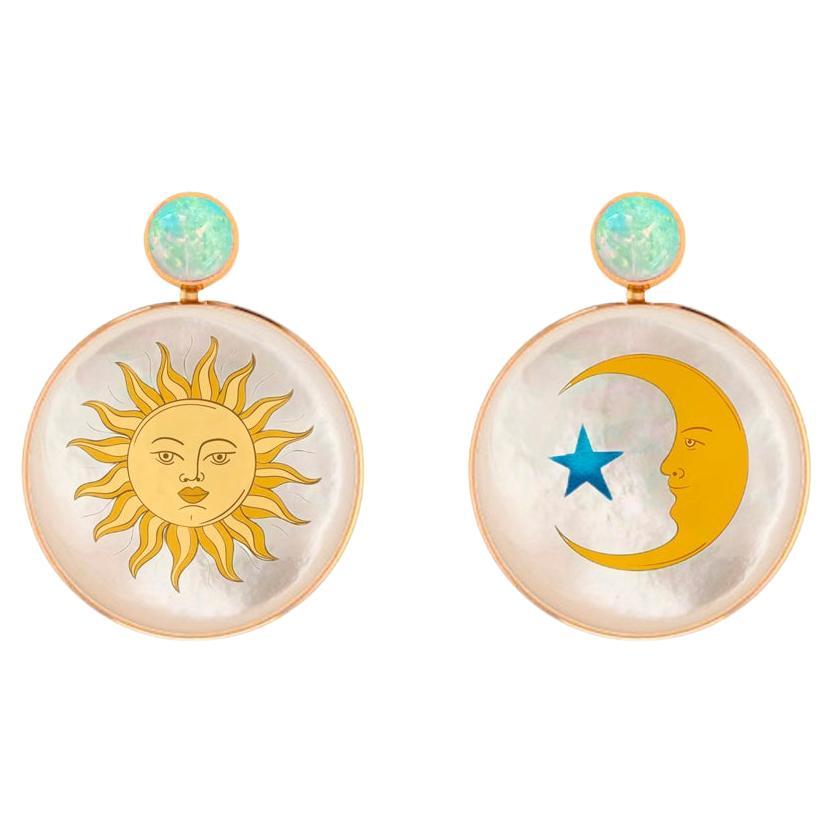 Orecchini a conchiglia in madreperla, opale e sole e luna con stelle dipinte. in vendita