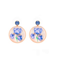 Pendientes de concha de nácar, zafiro y pintura de flores de iris.