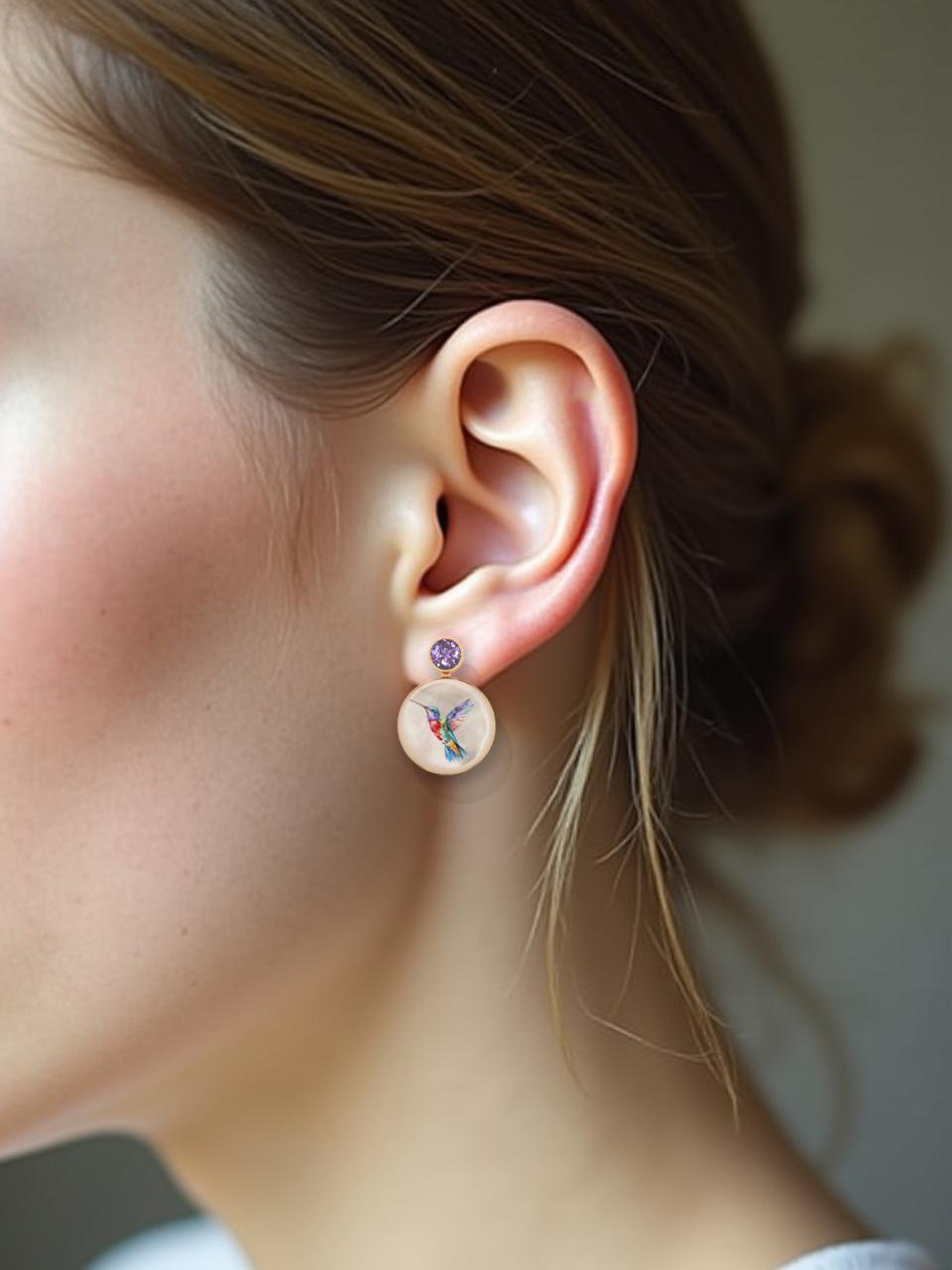 Orecchini conchiglia in madreperla con ametista e disegno di colibrì. Orecchini a conchiglia Paint Bird fatti a mano con moissanite. Orecchini a perno da sposa per matrimonio in spiaggia. Orecchini da spiaggia in madreperla. Orecchini con pittura a