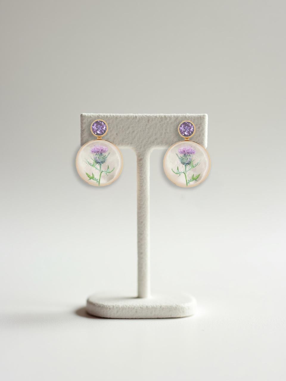 Orecchini a conchiglia in madreperla con ametista e disegno di un fiore di cardo. Orecchini a conchiglia Paint Flower fatti a mano con moissanite. Orecchini a perno da sposa per matrimonio in spiaggia Orecchini da spiaggia con madreperla. Orecchini