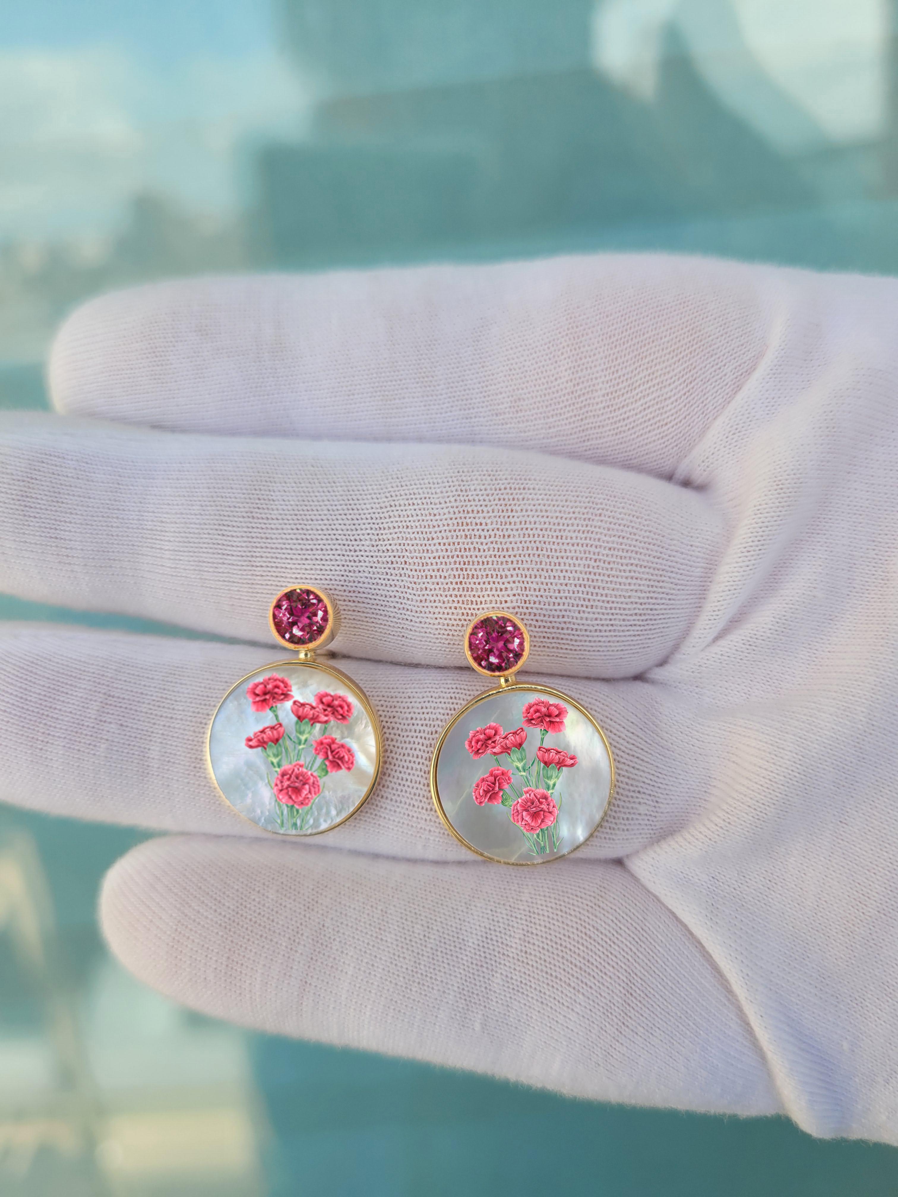 Moderne Boucles d'oreilles en nacre avec peinture sur grenat et œillet. en vente