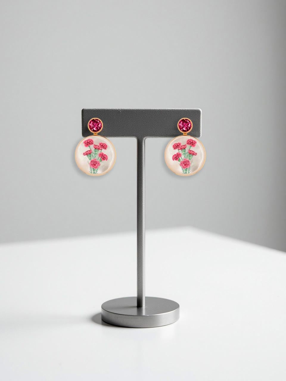 Boucles d'oreilles en nacre avec peinture sur grenat et œillet. Unisexe en vente