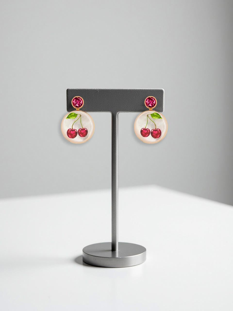 Moderne Boucles d'oreilles en nacre avec grenat et peinture sur cerise. en vente