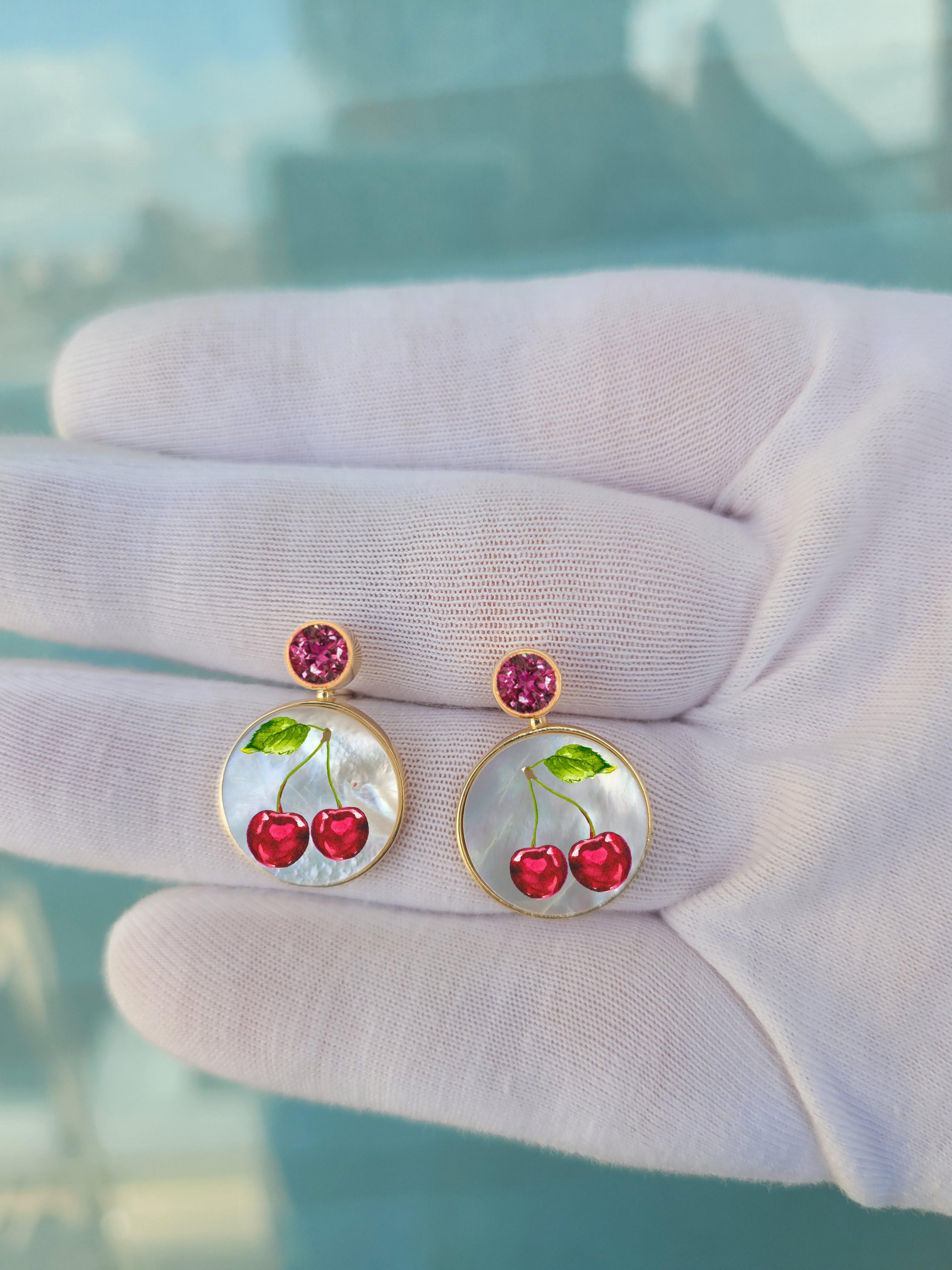 Taille ronde Boucles d'oreilles en nacre avec grenat et peinture sur cerise. en vente