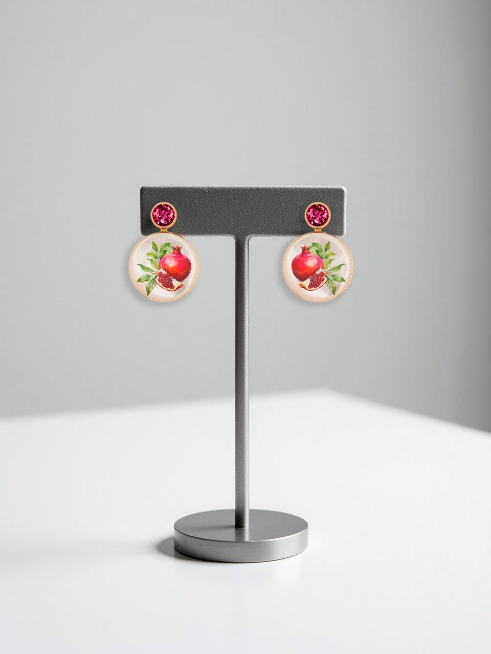 Moderne Boucles d'oreilles en nacre avec grenat et peinture sur grenade. en vente