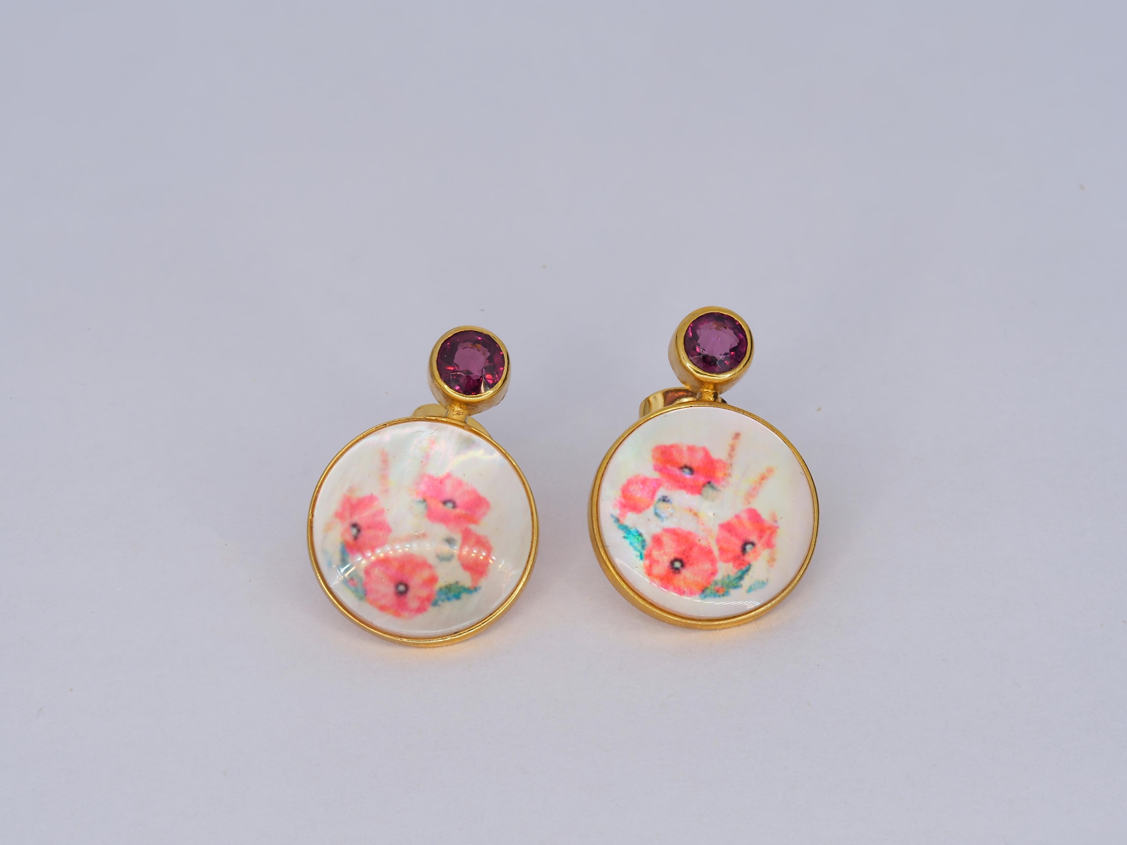 Orecchini conchiglia in madreperla con disegno di ametista e papaveri rossi. Orecchini fatti a mano con conchiglia dipinta a fiori rossi con granati. Orecchini a perno da sposa per matrimonio in spiaggia. Orecchini da spiaggia in madreperla.