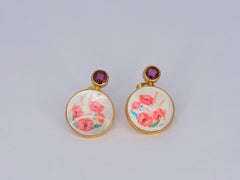 Orecchini a conchiglia in madreperla con granato e fiori di papavero.