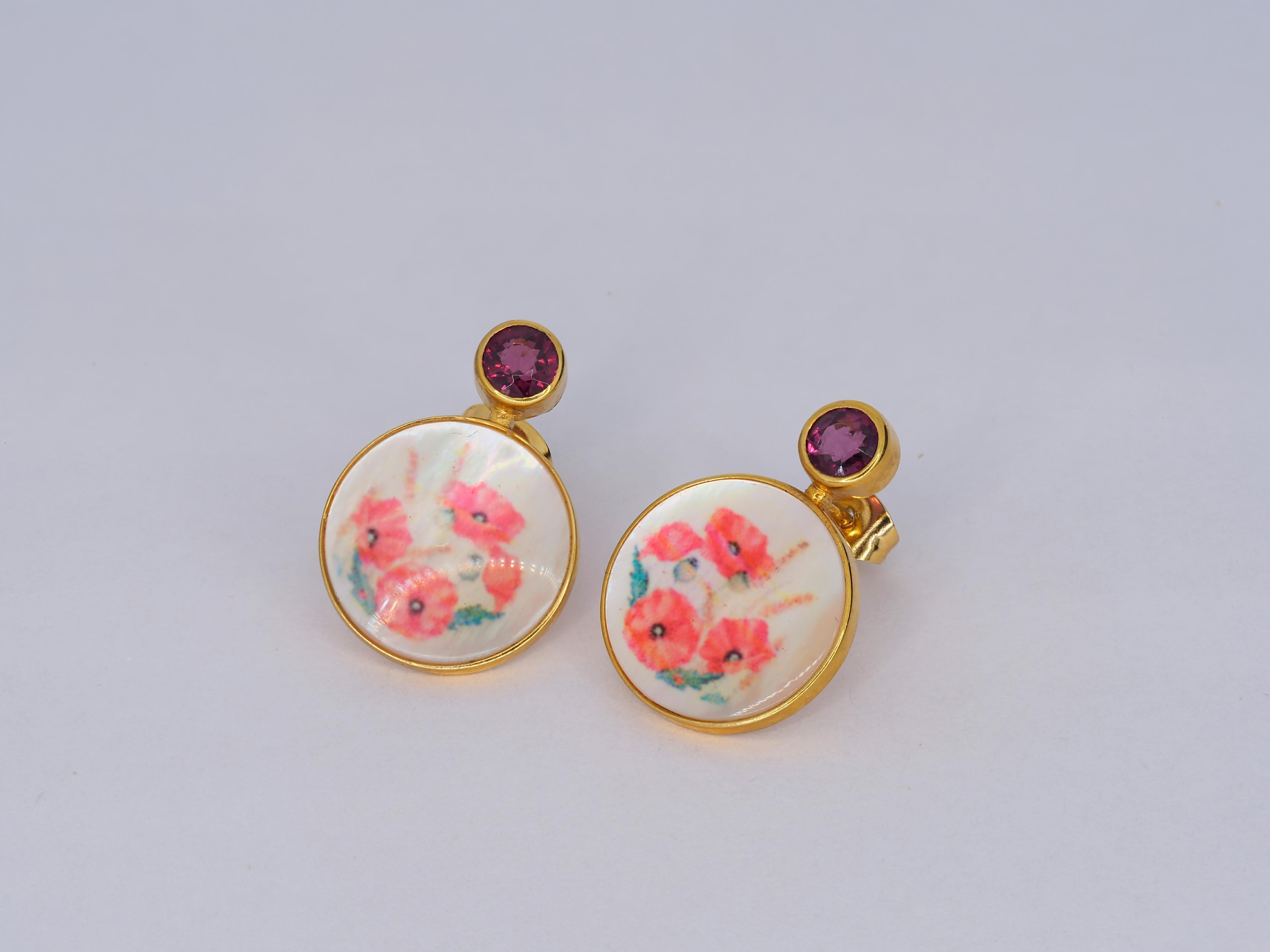 Taglio rotondo Orecchini a conchiglia in madreperla con granato e fiori di papavero. in vendita