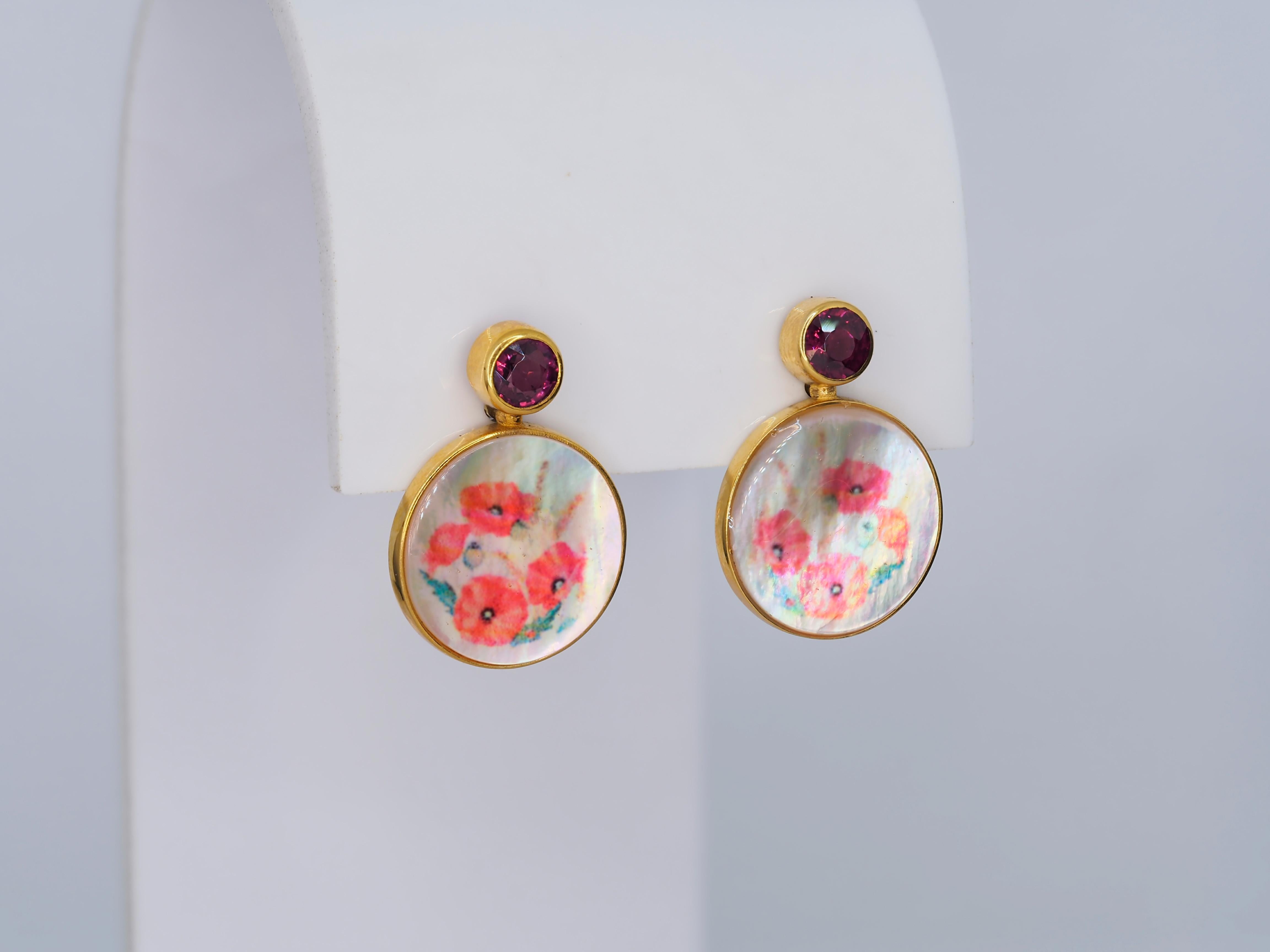 Orecchini a conchiglia in madreperla con granato e fiori di papavero. In condizioni Nuovo in vendita a Istanbul, TR