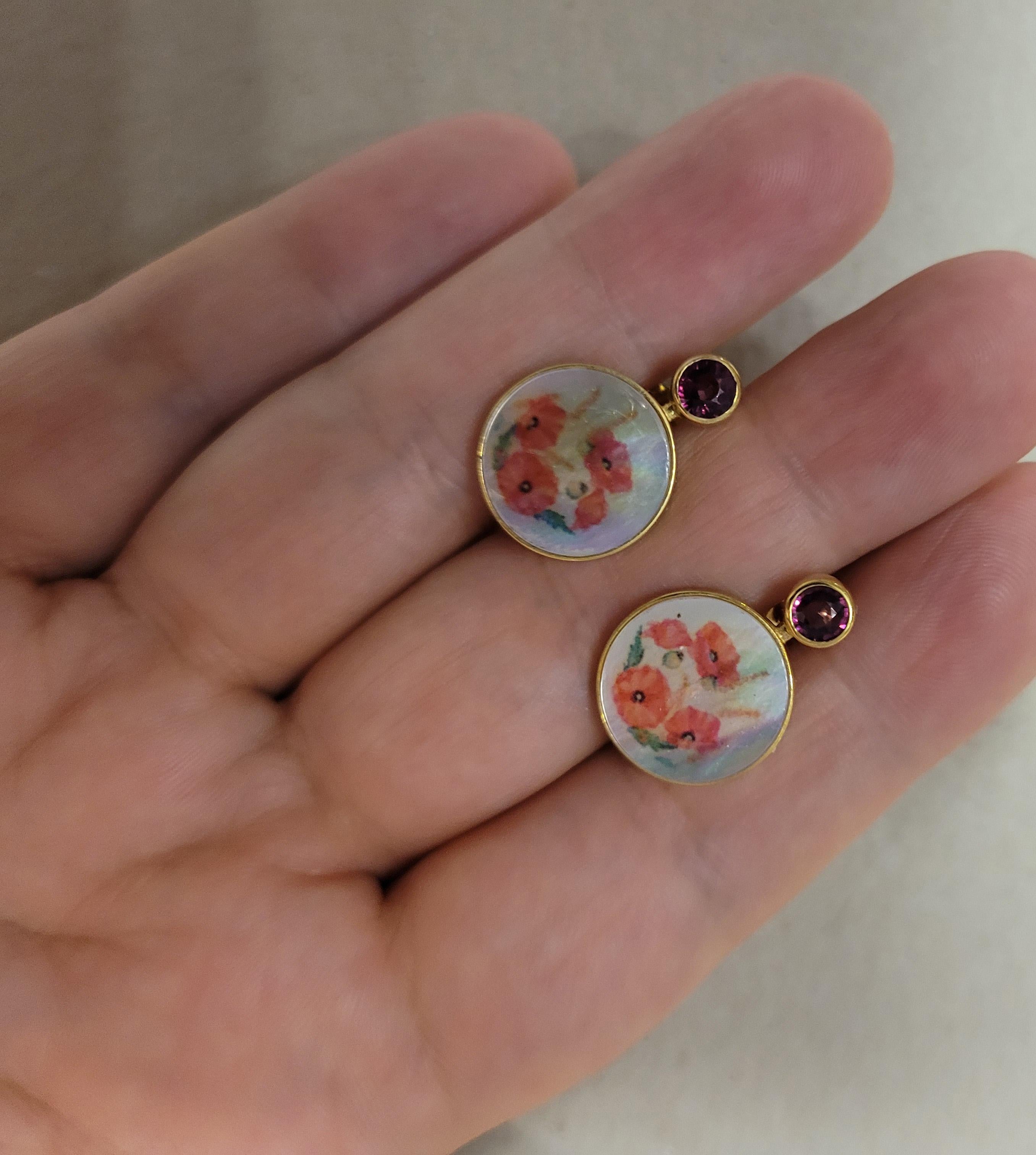 Orecchini a conchiglia in madreperla con granato e fiori di papavero. in vendita 1