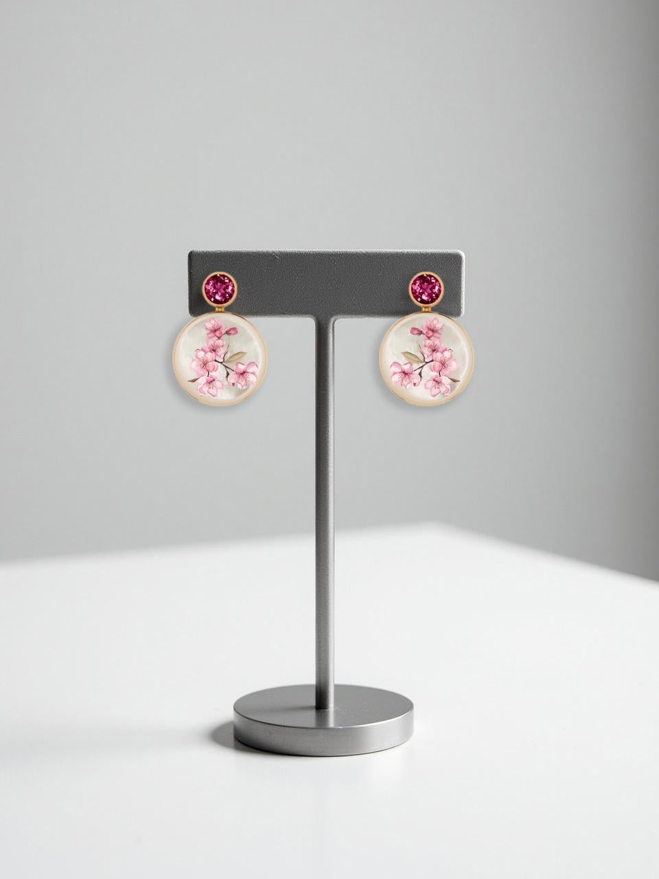 Orecchini a conchiglia in madreperla con ametista e sakura, disegno di fiori di ciliegio. Orecchini a conchiglia con fiore di ciliegio rosa dipinti a mano e granati. Orecchini a perno da sposa per matrimonio in spiaggia. Orecchini da spiaggia in