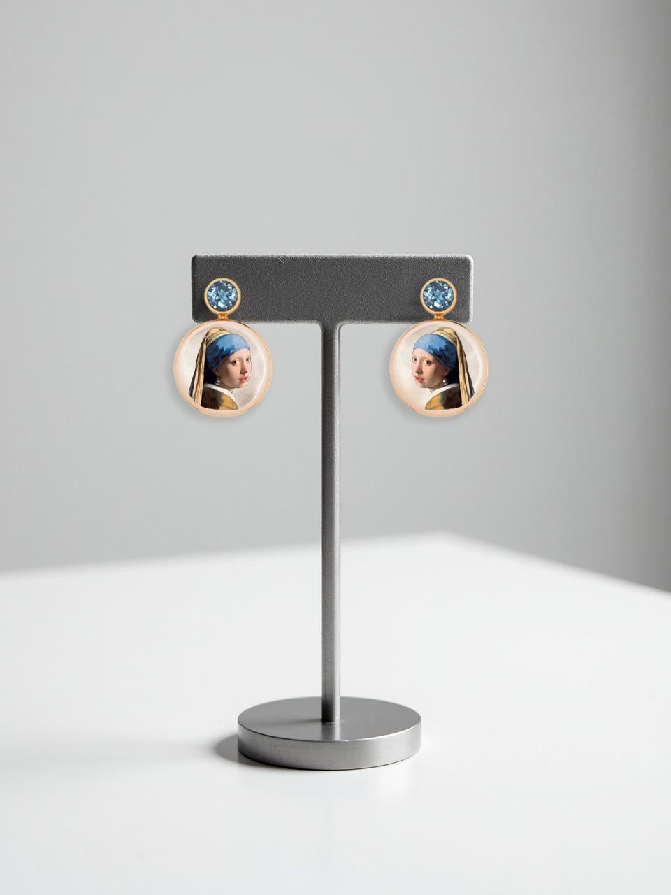 Orecchini conchiglia madreperla con dipinto ragazza con orecchino di perla. Orecchini fatti a mano con conchiglie dipinte e topazi. Orecchini a perno da sposa per matrimonio in spiaggia. Orecchini con pittura a conchiglia. Orecchini d'arte