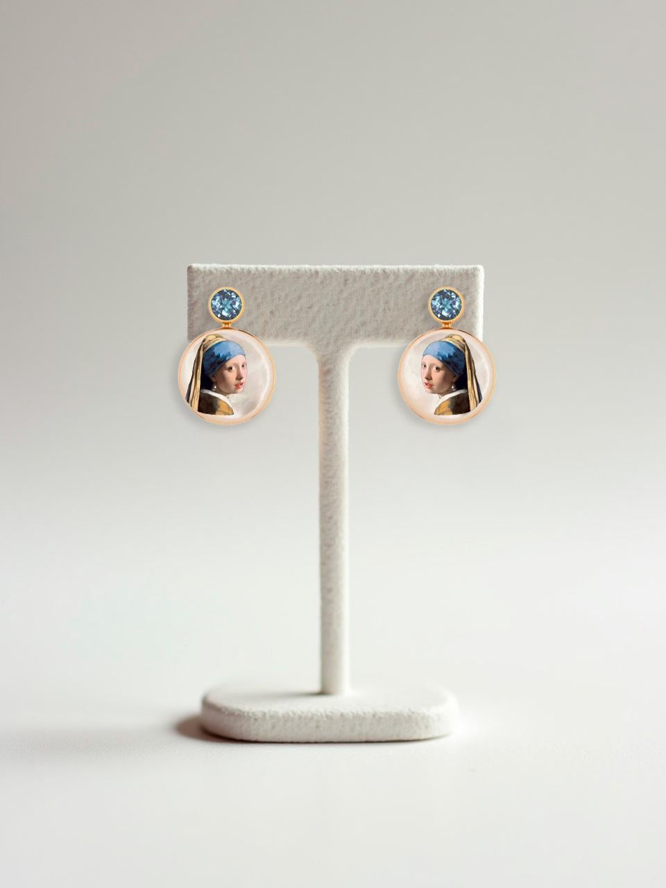 Taglio rotondo Orecchini a perno con conchiglia madreperlata con dipinto ragazza con orecchino di perla in vendita